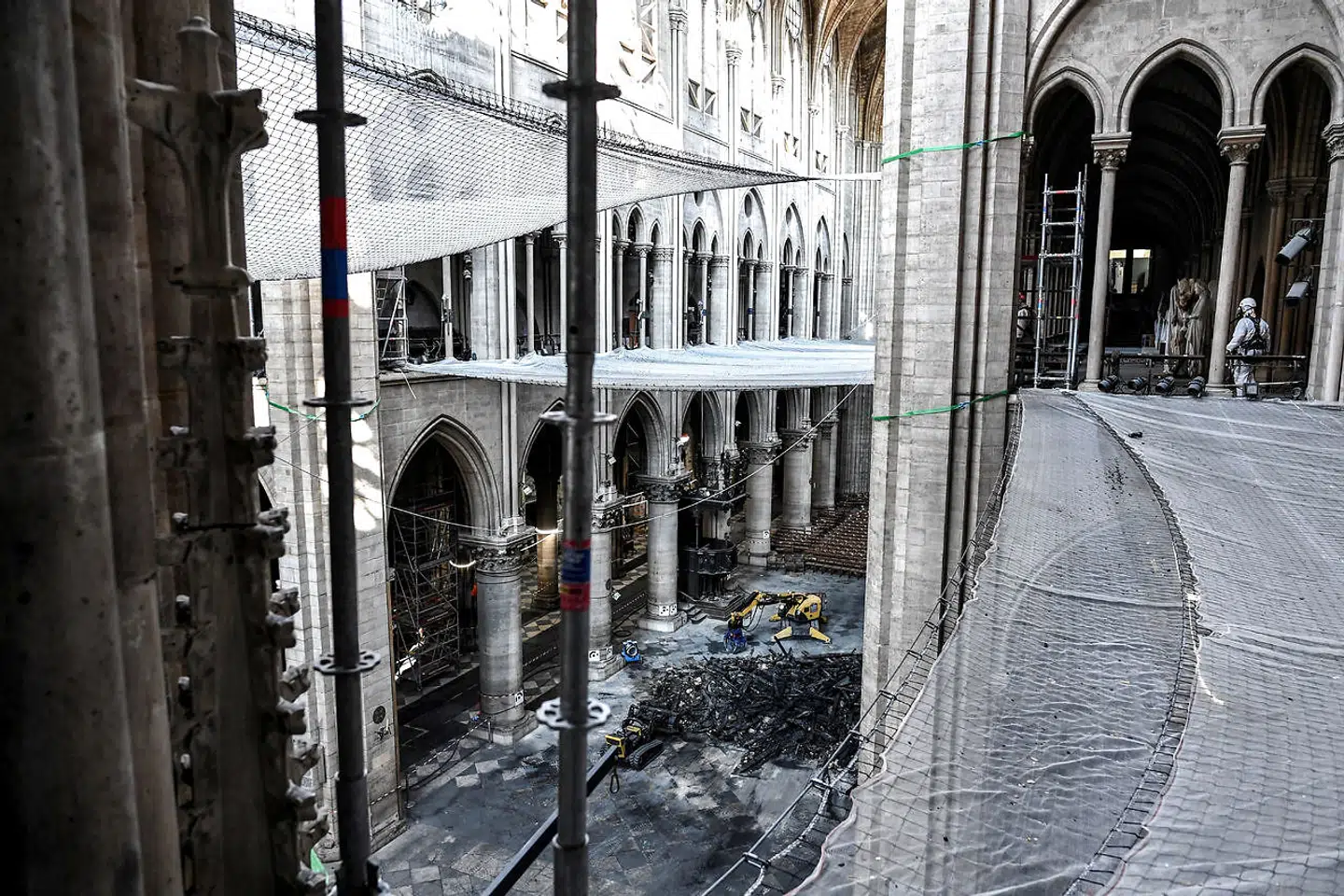 Tre måneder efter den store brand ses det indlende arbejde i Notre Dame katedralen.