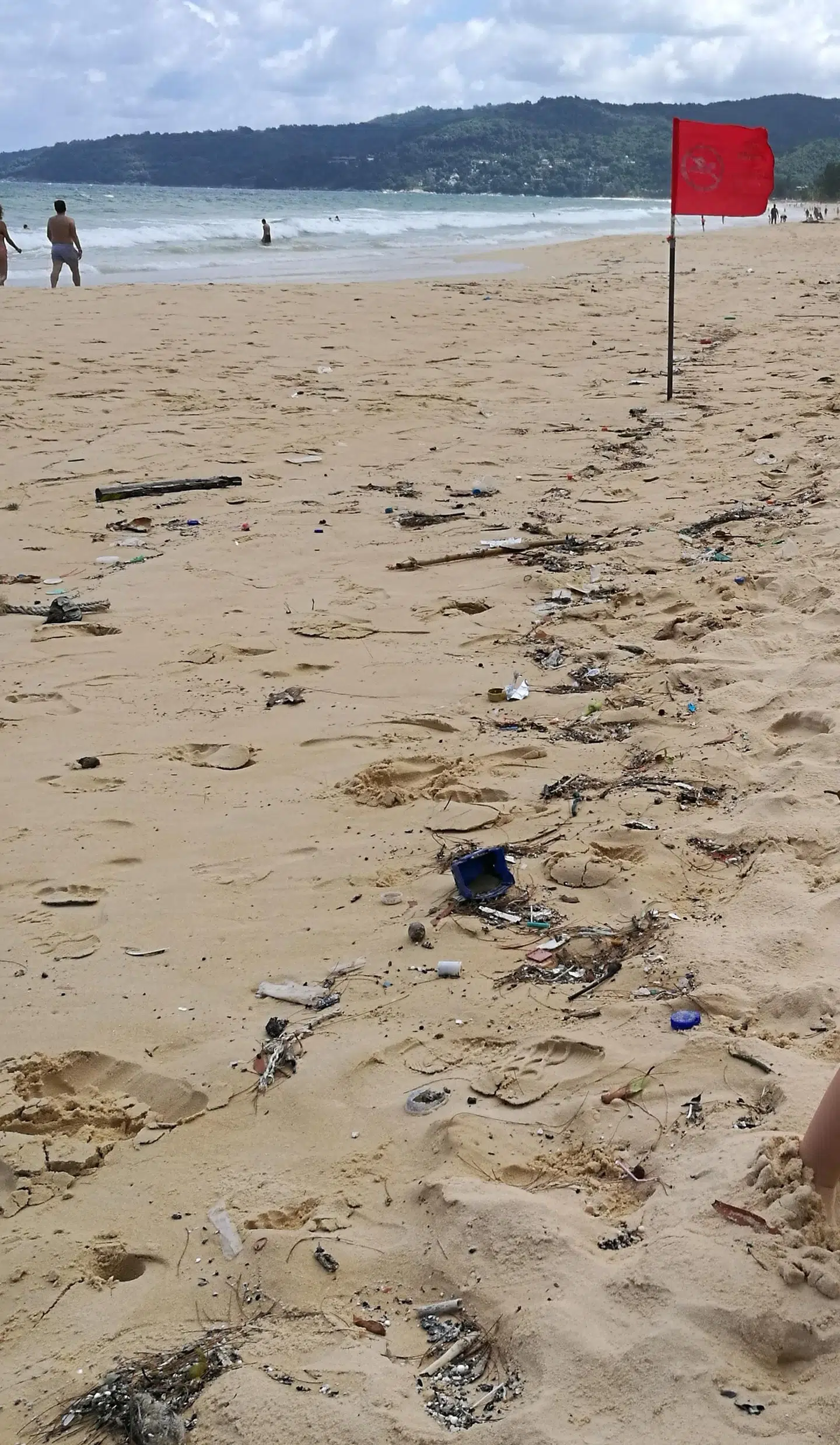 »Jeg kunne sagtens sende værre billeder af skrald, men det er her, vi 'ligger', når vi er på stranden. Trist trist trist...,« siger Heidi Zachariassen med familie, der med familien er på Karon Beach i Thailand.
