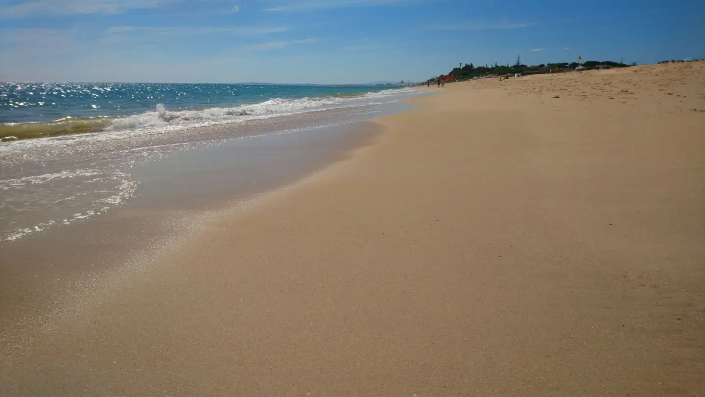 Stranden i Portugal er helt fri for affald.