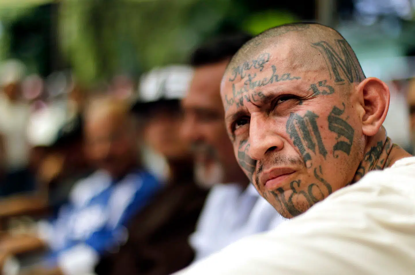 Carlos Tiberio Ramirez, en af lederne af banden MS-13, sidder på besøg i et kvindeligt fængsel i El Salvador.