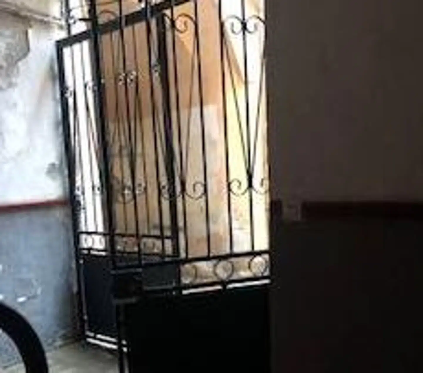 I halvanden time sad Annette Kuhr i denne lejlighedsopgang, mens uvejret lagde an. Privatfoto