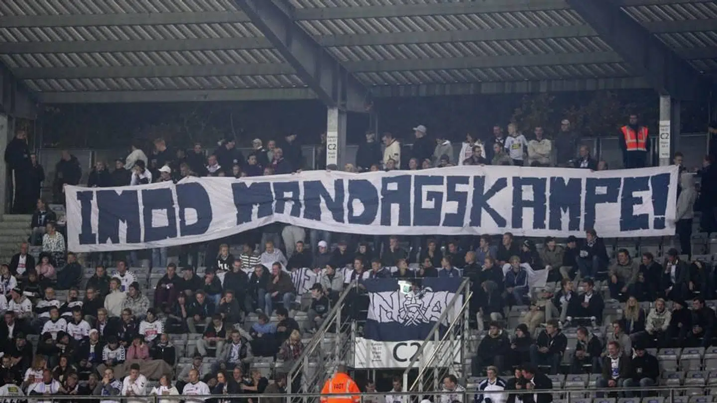 Her viser fansene tydeligt, at de er imod mandagskampe.