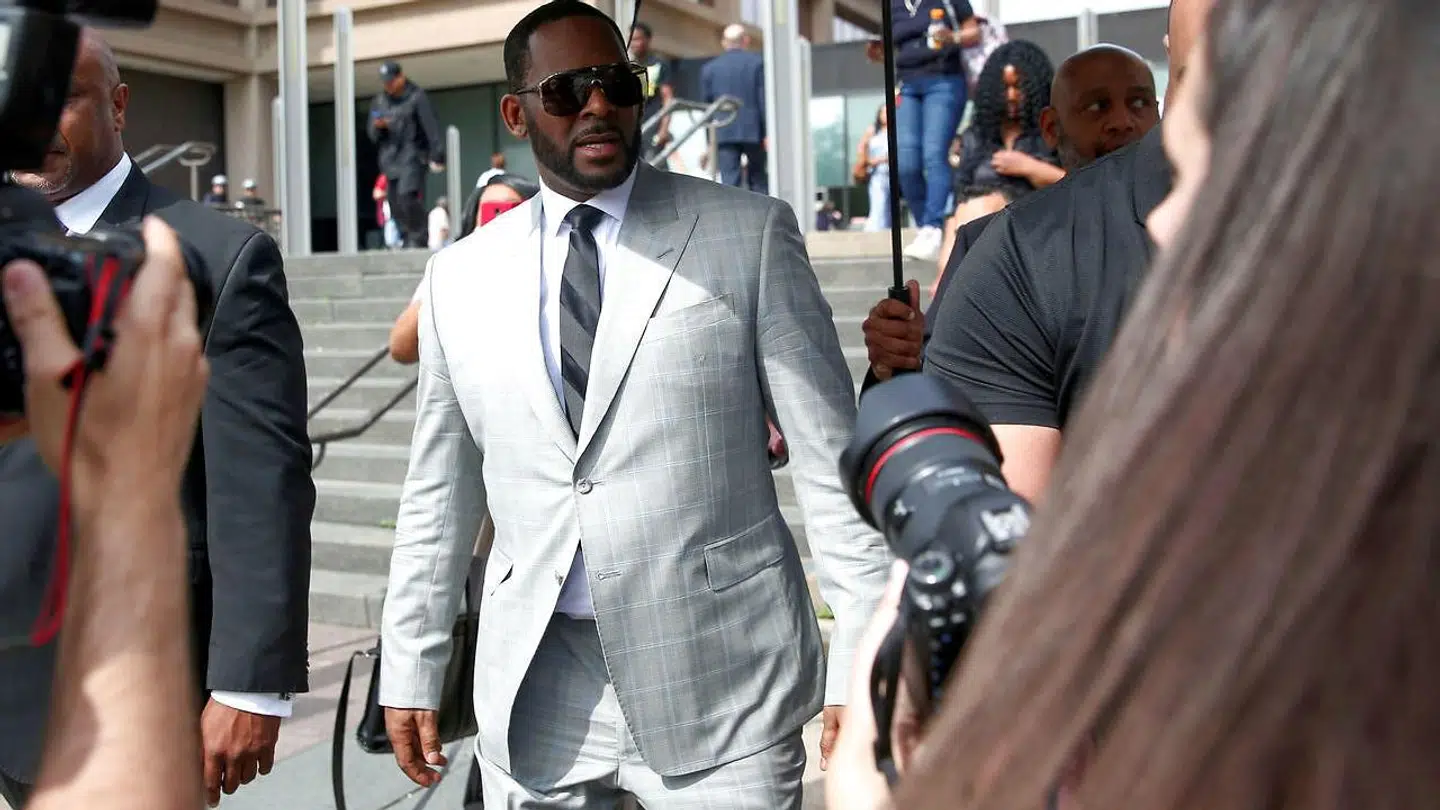 R. Kelly forlader retsbygningen i Chicago 6. juni efter at have erklæret sig ikke skyldig i anklagerne mod sig. Få dage senere blev han anholdt, mens han luftede sin hund. (Foto: Scanpix/REUTERS/Daniel Acker)