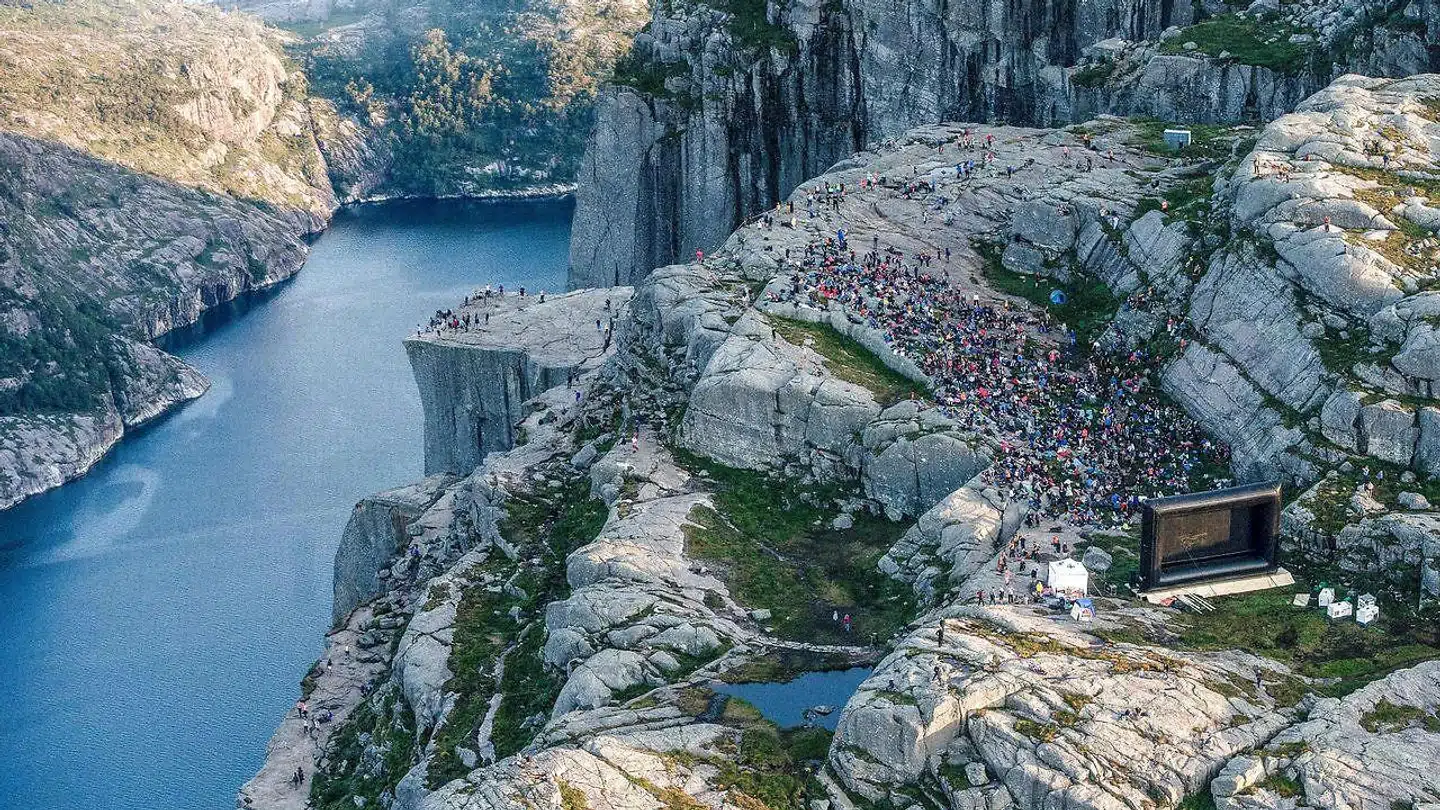 Sidste år blev der bl.a. arrangeret filmaften ved Preikestolen.