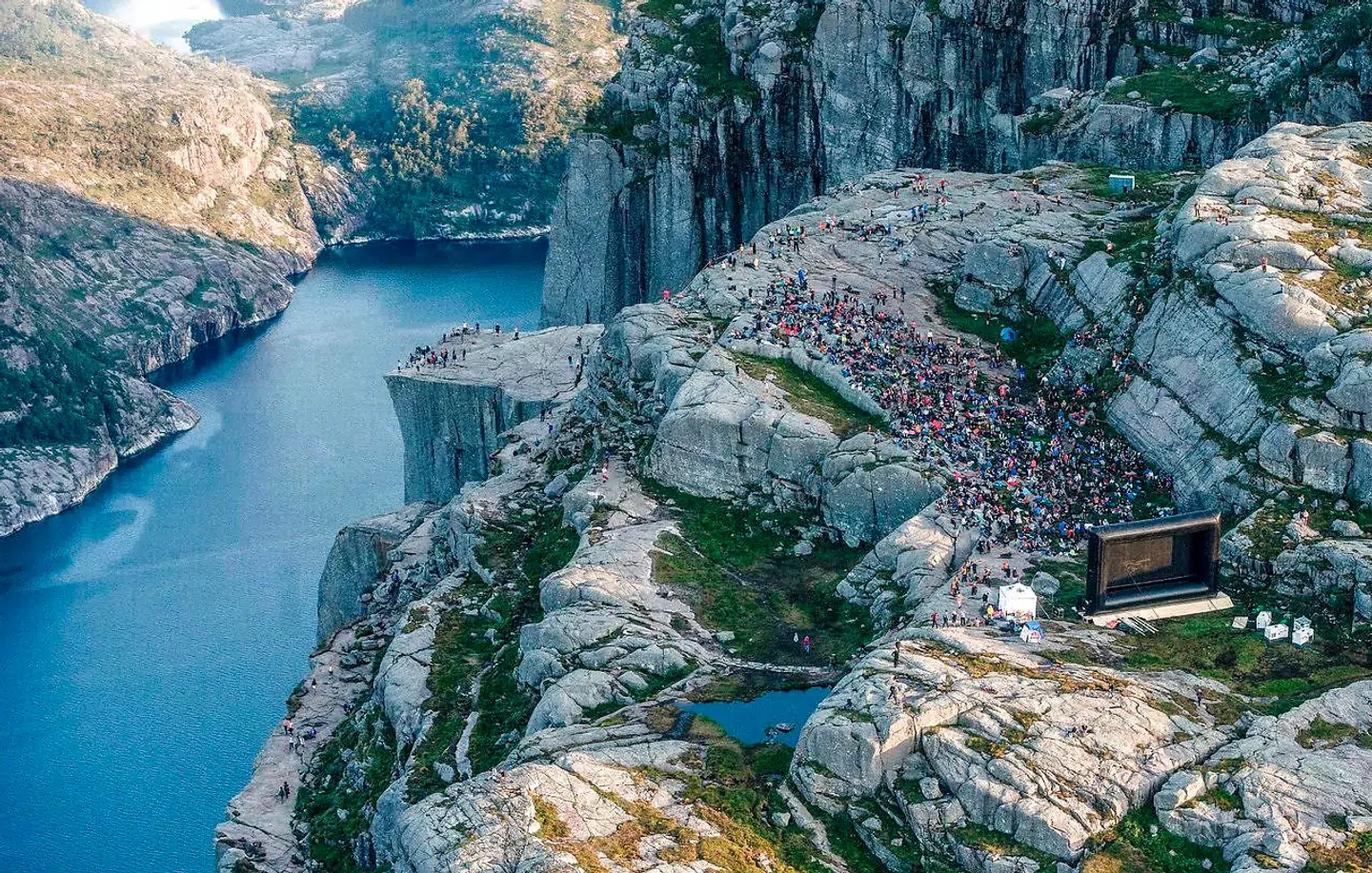 Sidste år blev der bl.a. arrangeret filmaften ved Preikestolen.
