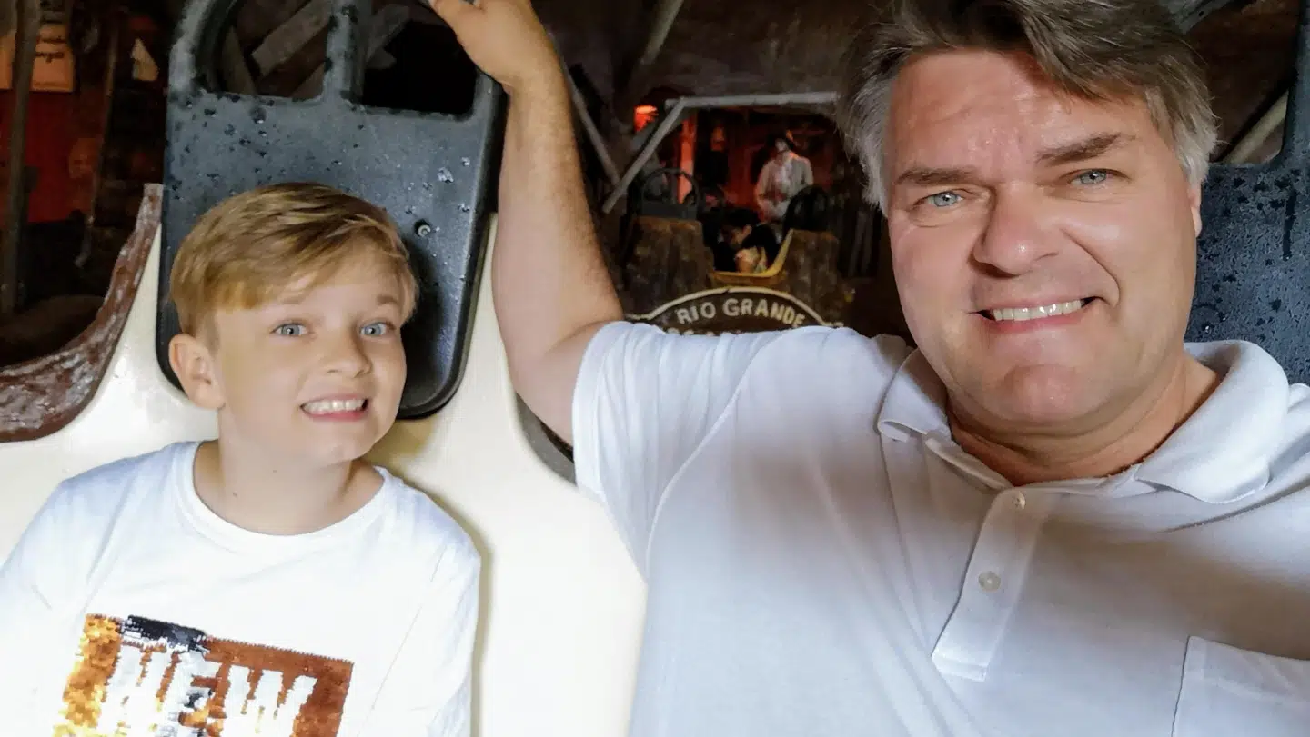 Både Michael Nielsen og hans 10-årige søn William var kunder hos Telenor. Nu har begge to skiftet abonnement.