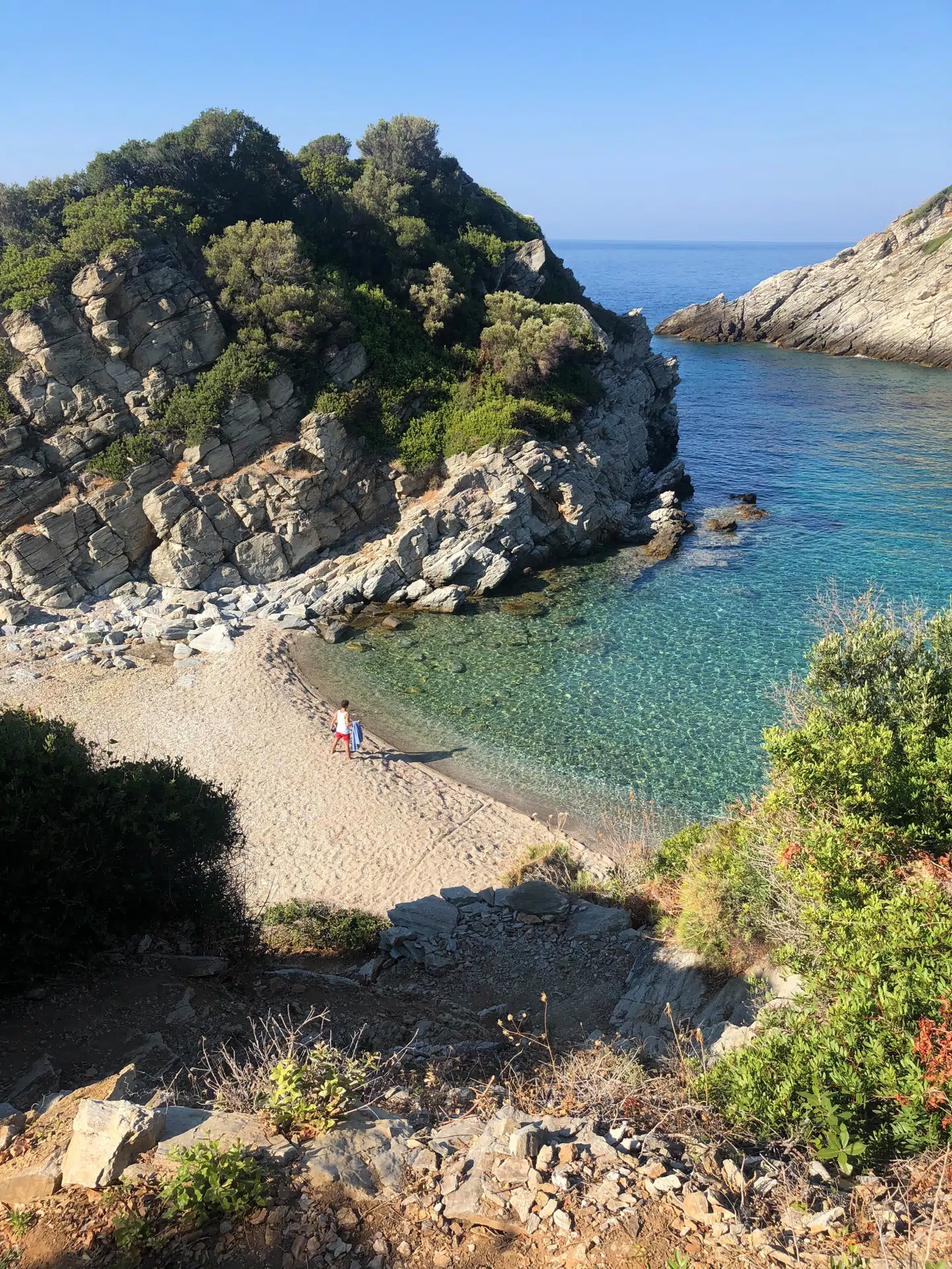 På afstand så den isolerede strand helt fantastisk ud. Men det var et lidt andet syn, der ventede William nede på Spilia beach.