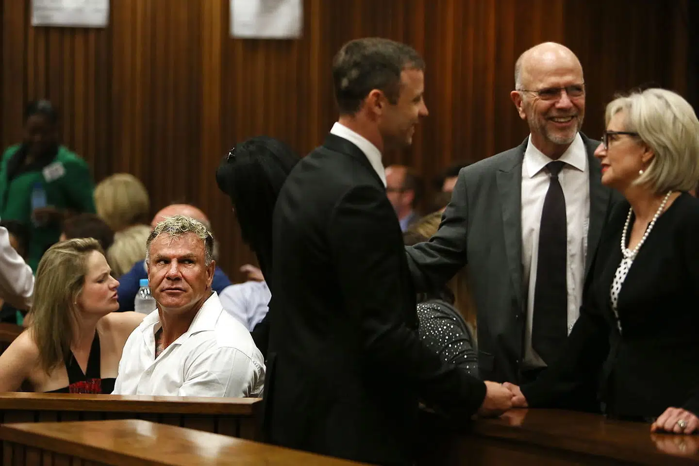 Oscar Pistorius (midten) og Marc Batchlor (tv) i retten i Pretoria, Sydafrika.