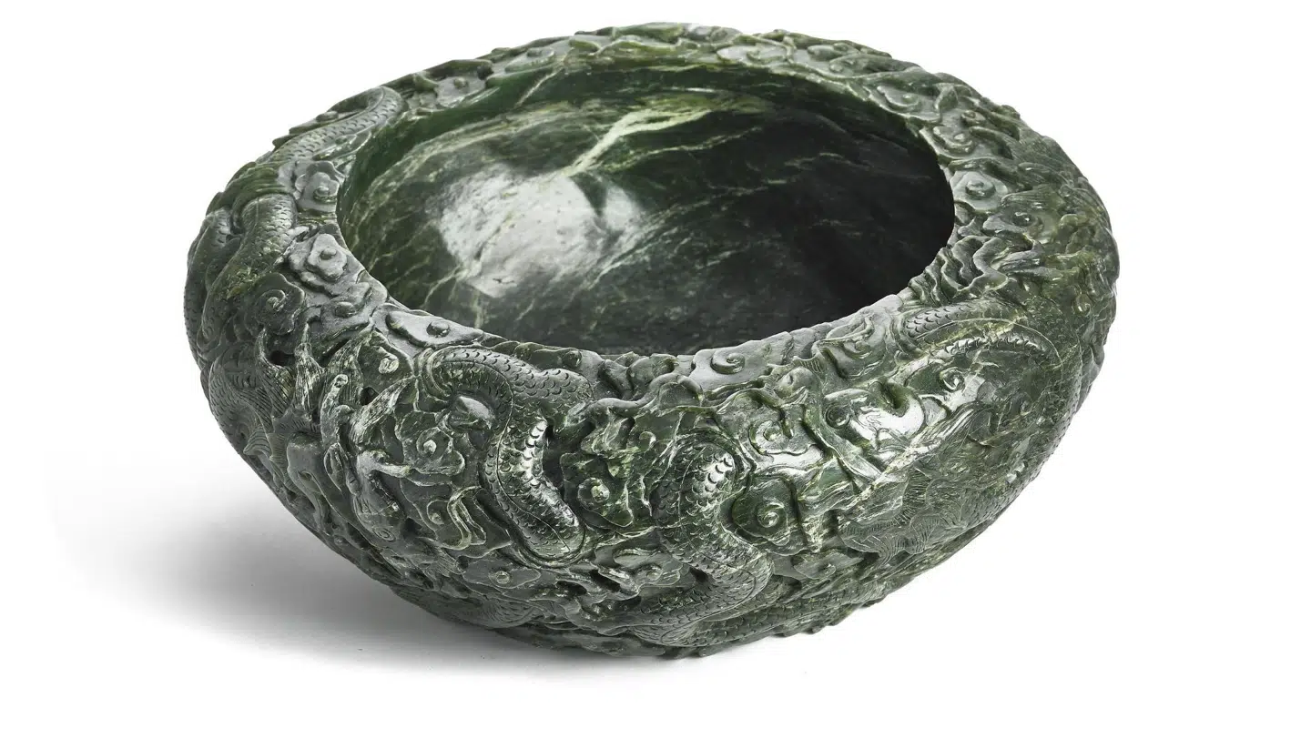 Samlingens dyreste sag er dette grønne kar af jade. Karet måler lige knap 50 centimeter i diameter og vejer 26 kilo.