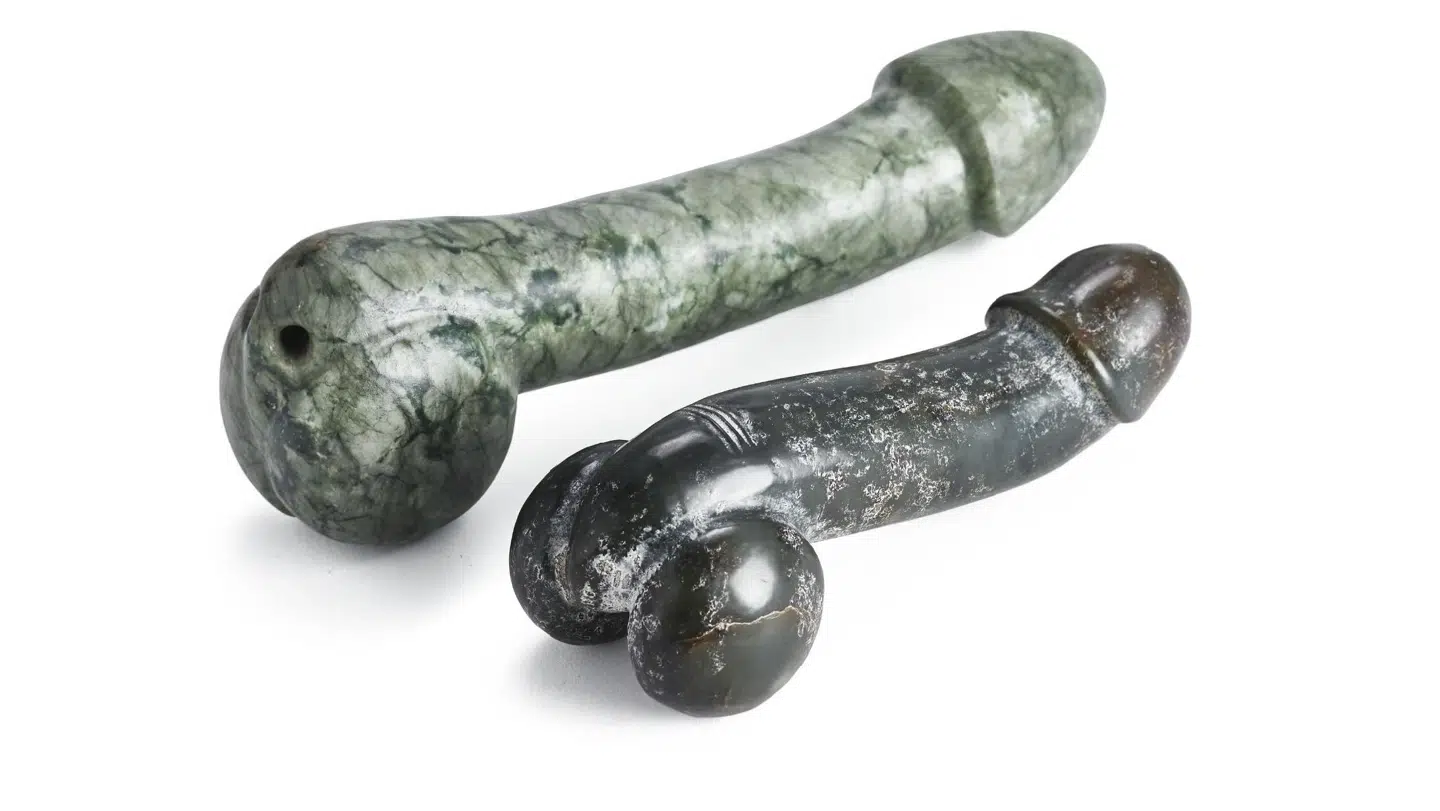 I samlingen indgår også disse to kinesiske fallos i henholdsvis grøn jade og kunstjade. Den ene måler 22 centimeter, mens den anden har en længde på 16 centimeter. De forventes at blive solgt til mellem 2000 og 3000 kroner.