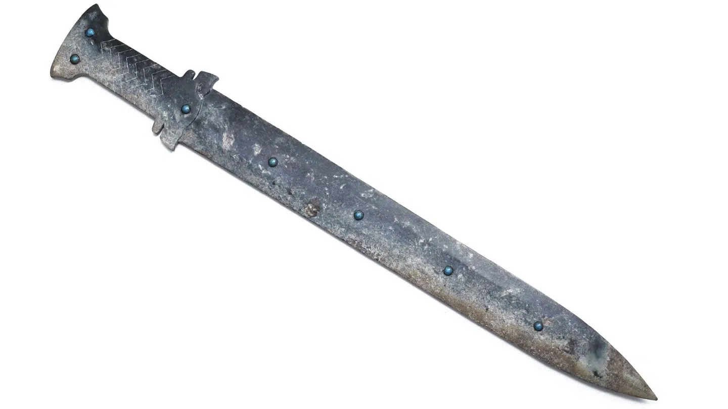 Et 86 centimeter langt kinesisk svær af jade med turkiser. Måler 86 centimeter og vejer omtrent 1,8 kilo. Auktionshuset forventer, at det bliver solgt for mellem 3000 og 5000 kroner.