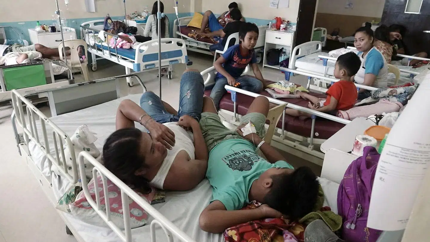 Antallet af patienter med dengue-feber er så høj på øen Samal, at patienterne er nødt til at dele senge.