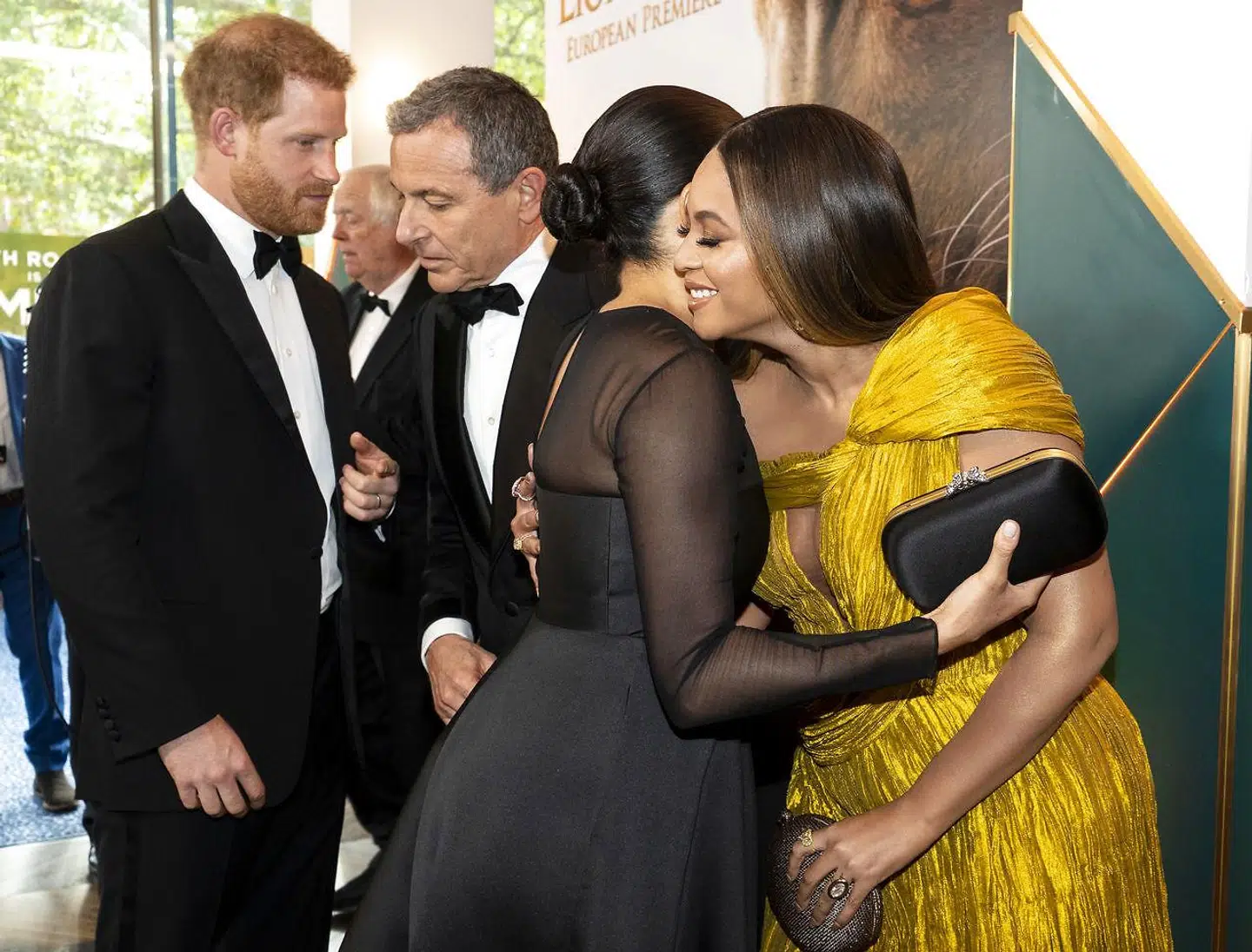 Det var et langt knus, som hertuginde Meghan og sangerinde Beyonzé udvekslede søndag aften. Niklas Halle'n/Pool via REUTERS