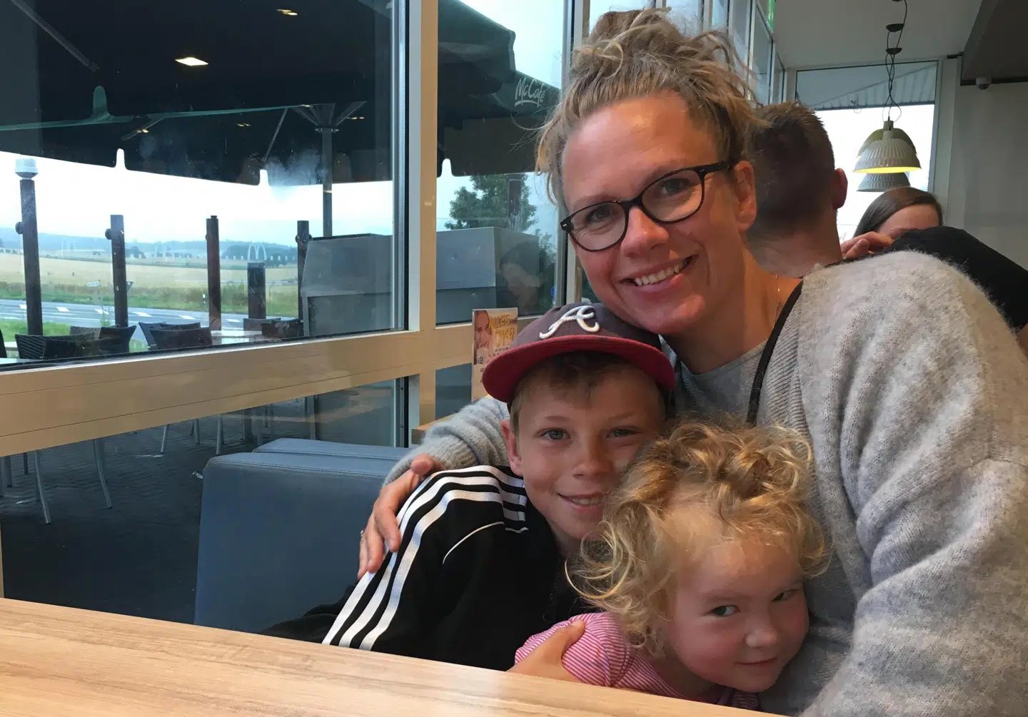 Maj Wismann med sine to børn Alfred på ni år og Karla på to. Desuden har hun Emil på 21 år fra et tidligere parforhold.