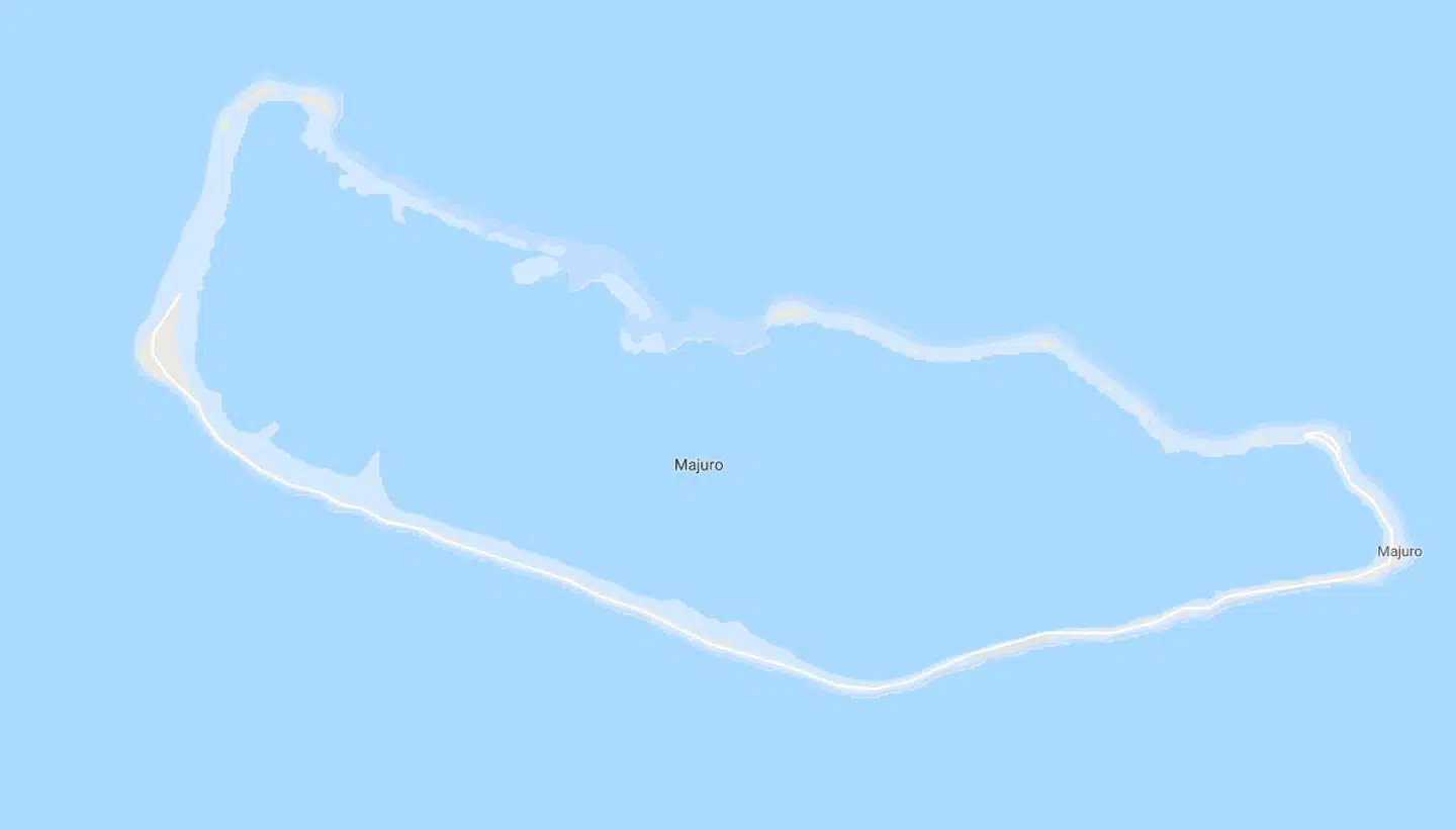 Marshalløernes hovedø, Majuro, er et gammelt vulkankrater, som har en omkreds cirka på størrelse med Bornholm, men til gengæld er den næsten udhulet i midten. Øen er derfor kun 800 meter, hvor den er bredest. Med cirka 25.000 indbyggere bor de altså relativt tæt.