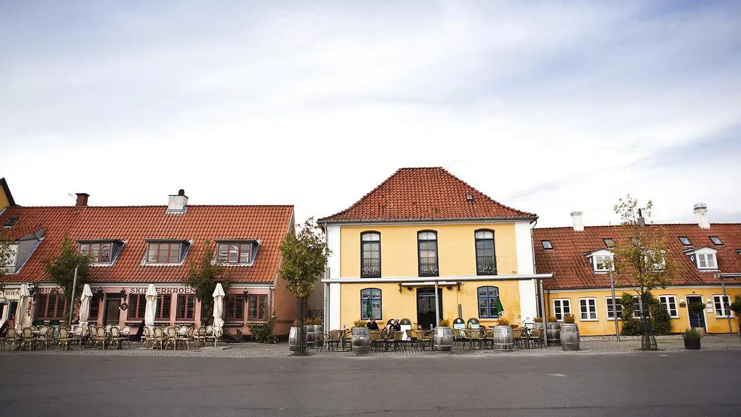 På havnen er der flere hyggelige restauranter - den ældste, Skipperkroen, har netop lukket.