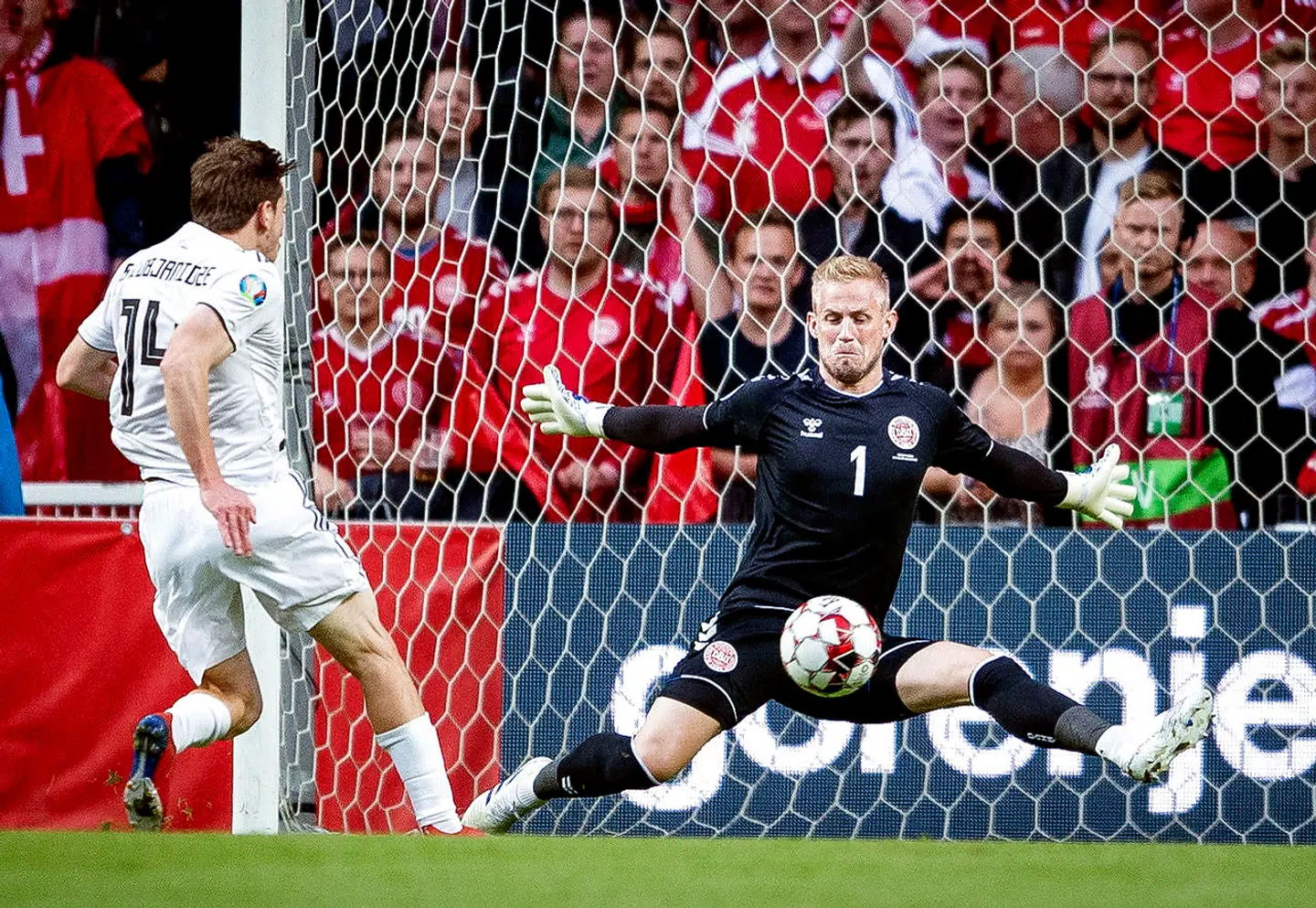 Saba Lobjanidze scorer på Danmarks Kasper Schmeichel til 1-1 under EM-kvalifikationkampen Danmark-Georgien i Parken.