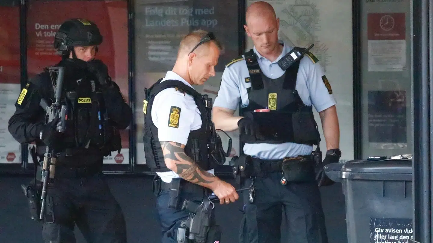 Politiet på Valby Station. Foto: Mathias Øgendal.