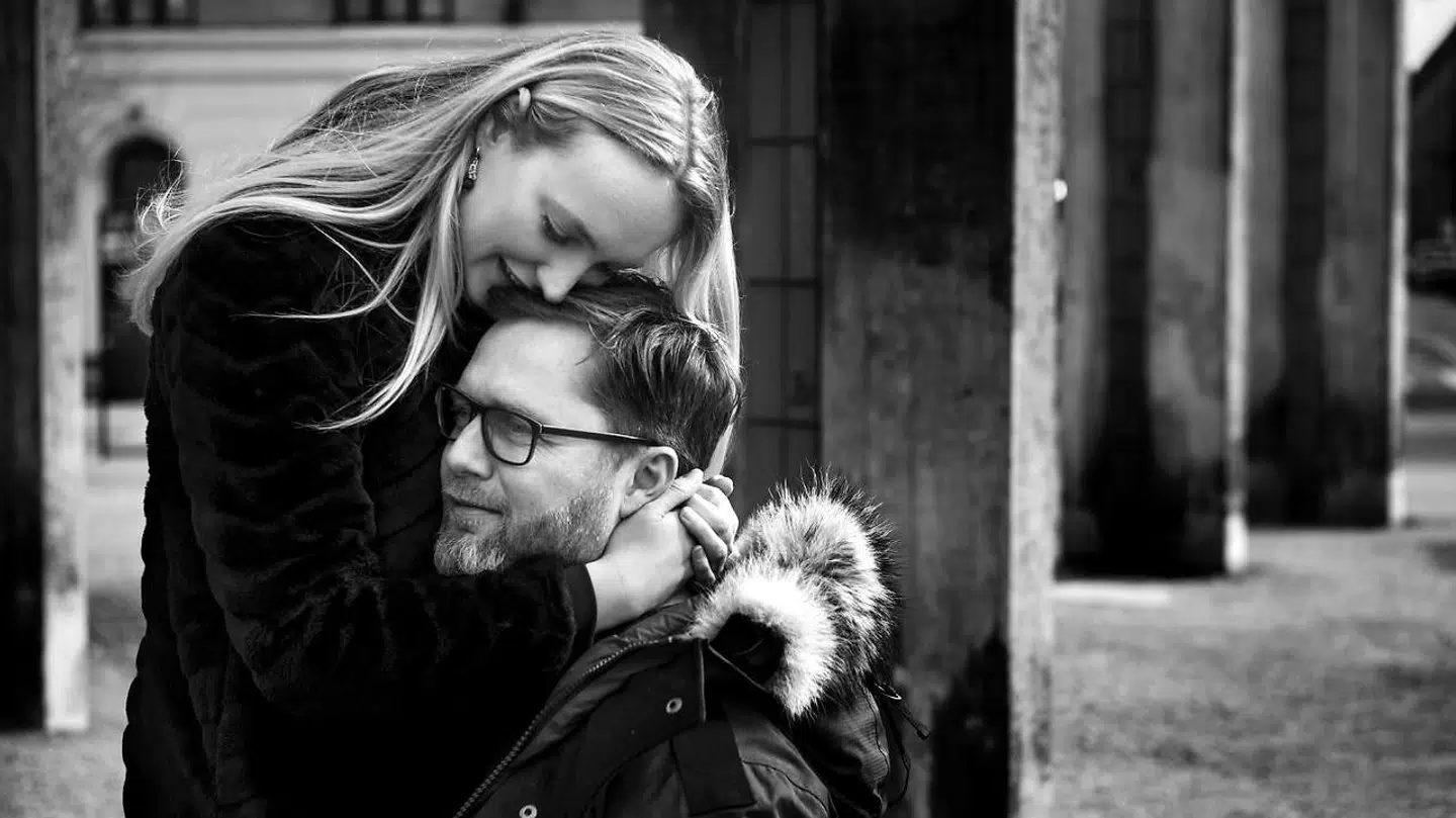 Lasse Rimmer og Line Hoffmeyer skal giftes i august.