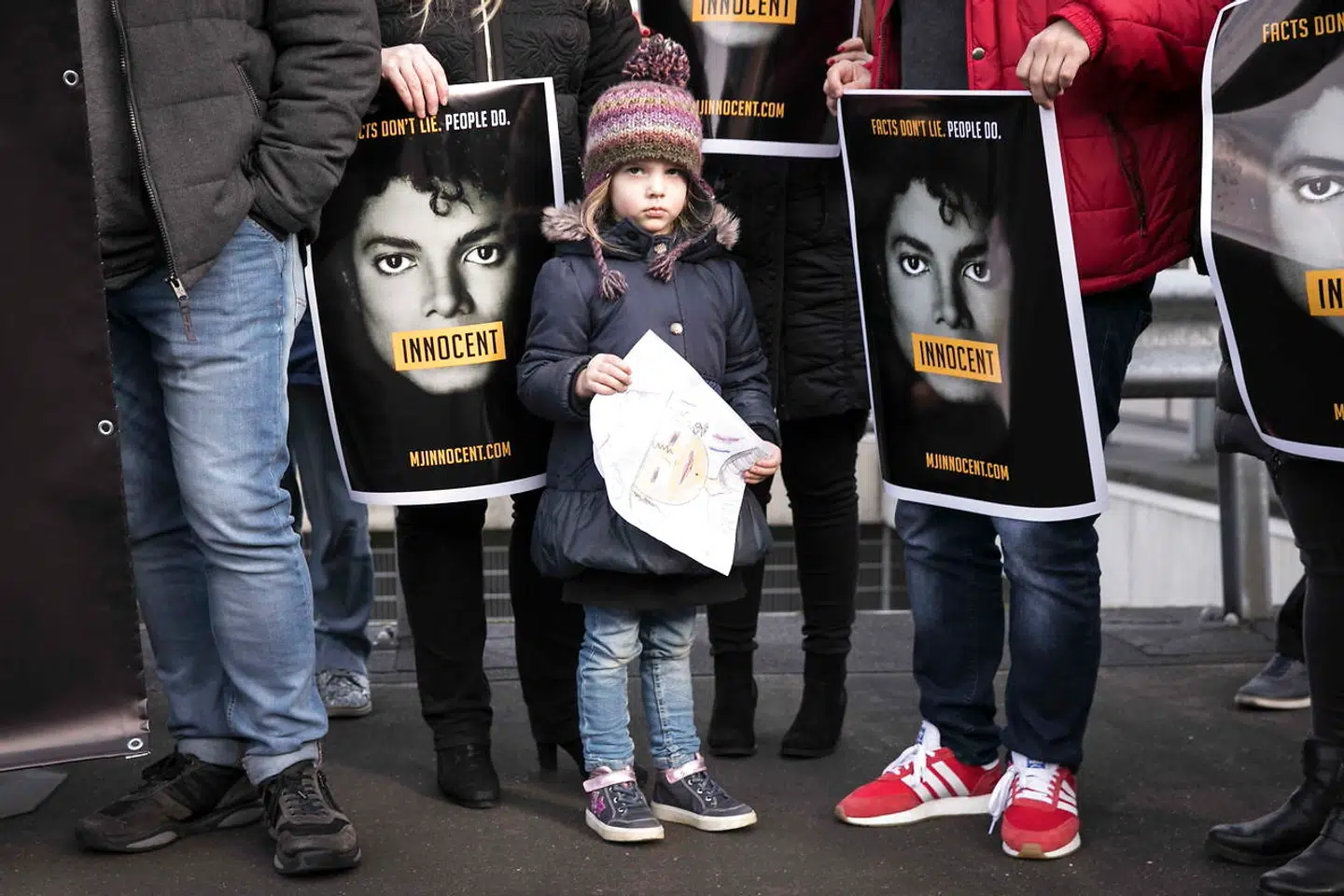 Fans demonstrerede den 8. marts uden foran tv-stationen NPO i Tyskland. Fansene krævede, at dokumentaren ikke blev vist.