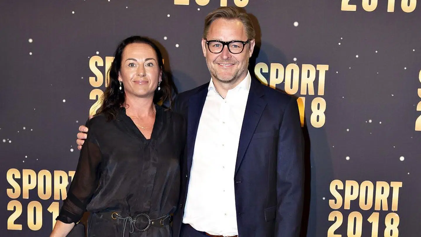 Det er Steinleins kone, som får lov at vælge brillerne, siger han.