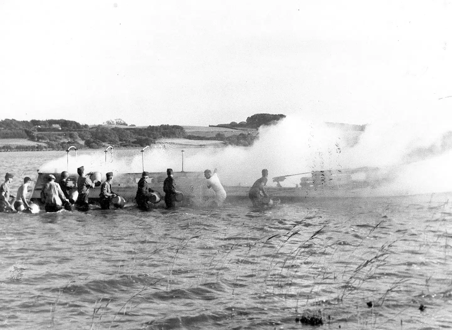 Civile redningsmænd forsøger at slukke branden.