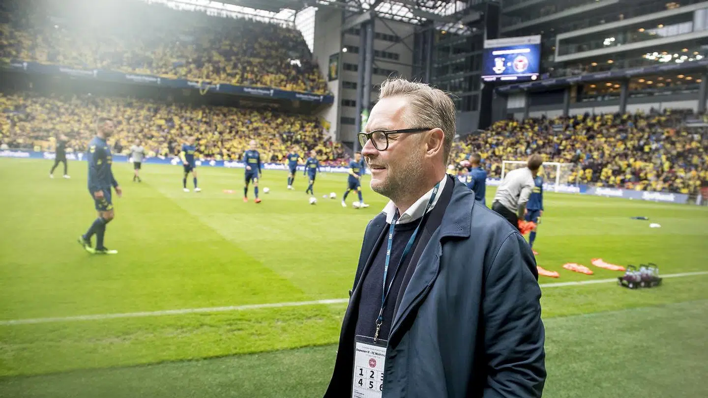 Der er rigtig meget debat om Claus Steinleins briller fra modstandernes fans.