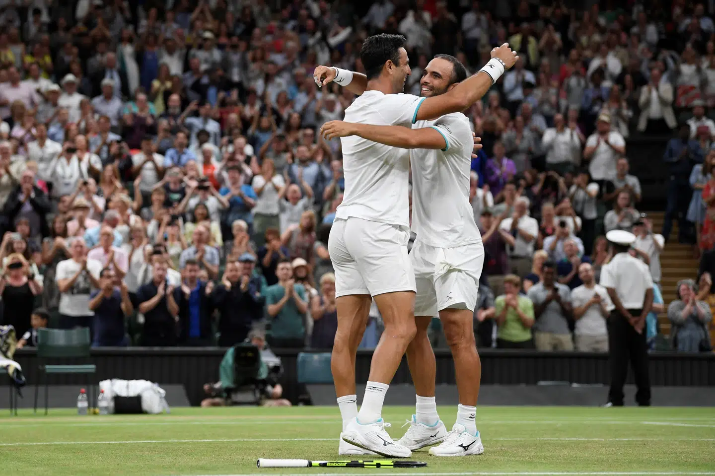 Robert Farah (til venstre) og Juan Sebastian Cabal jubler efter at have vundet Wimbledon i herredouble. Toby Melville/Reuters