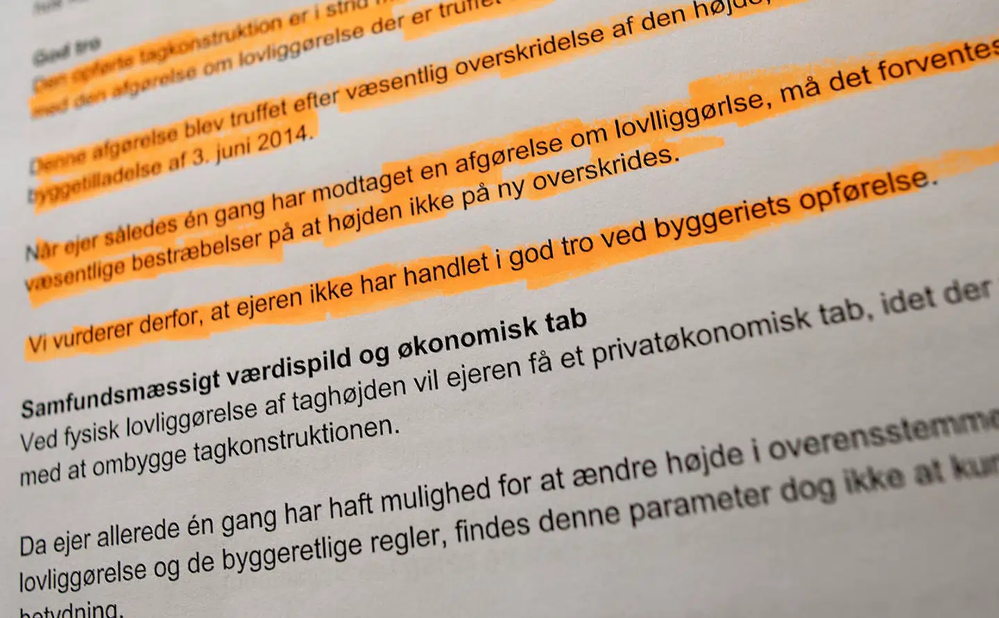 Trods en advarsel fra Kolding Kommune til naboen om, at han ville blive pålagt fysisk at lovliggøre sin tilbygning, har han i stedet fået sin tredje dispensation. Dét på trods af, at kommunen selv vurderer, han ikke har handlet i god tro.