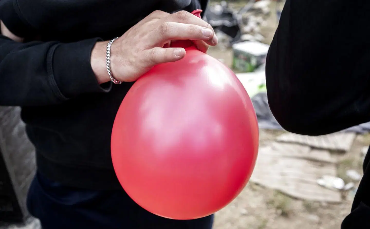 Lattergas inhaleres blandt andet gennem balloner, som man fylder med lattergas.