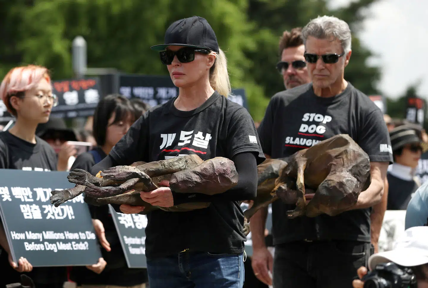 skuepilleren Kim Basinger og Chris DeRose, der er præsident for Last Chance for Animals, med nogle modeller, der ligner slagtede hunde.