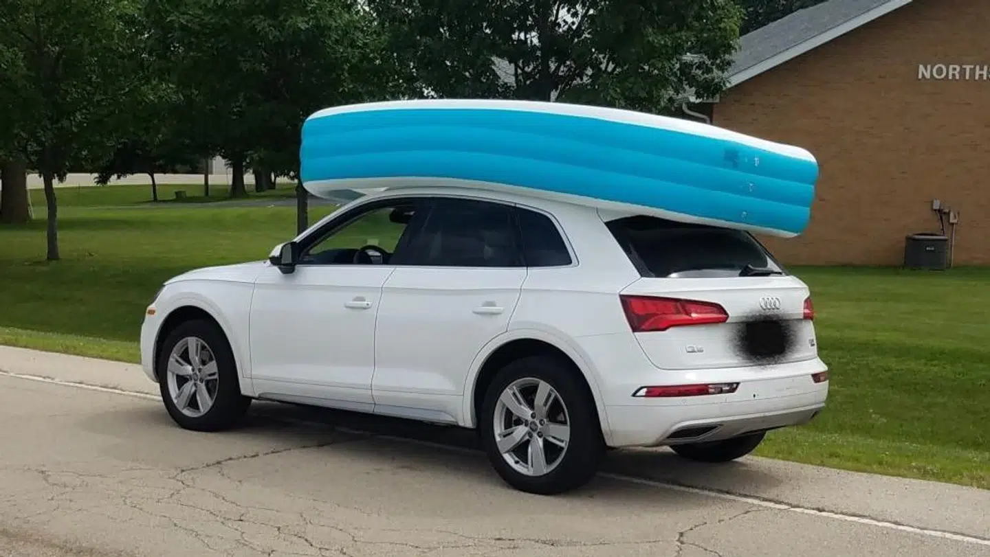 En kvinde blev tirsdag sigtet for køre rundt med sine døtre på taget. Foto: Dixon, Illinois Police Department / Twitter.