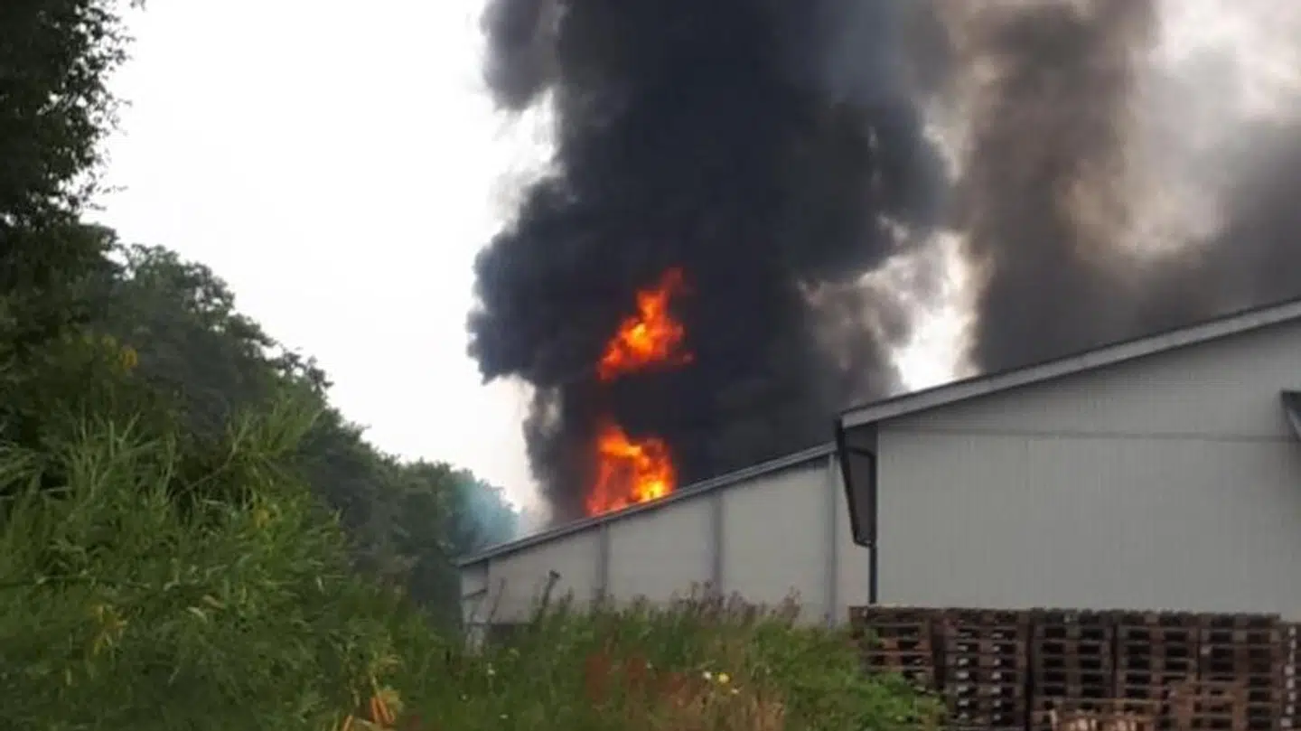 Der er brand i en affaldssorteringshal.