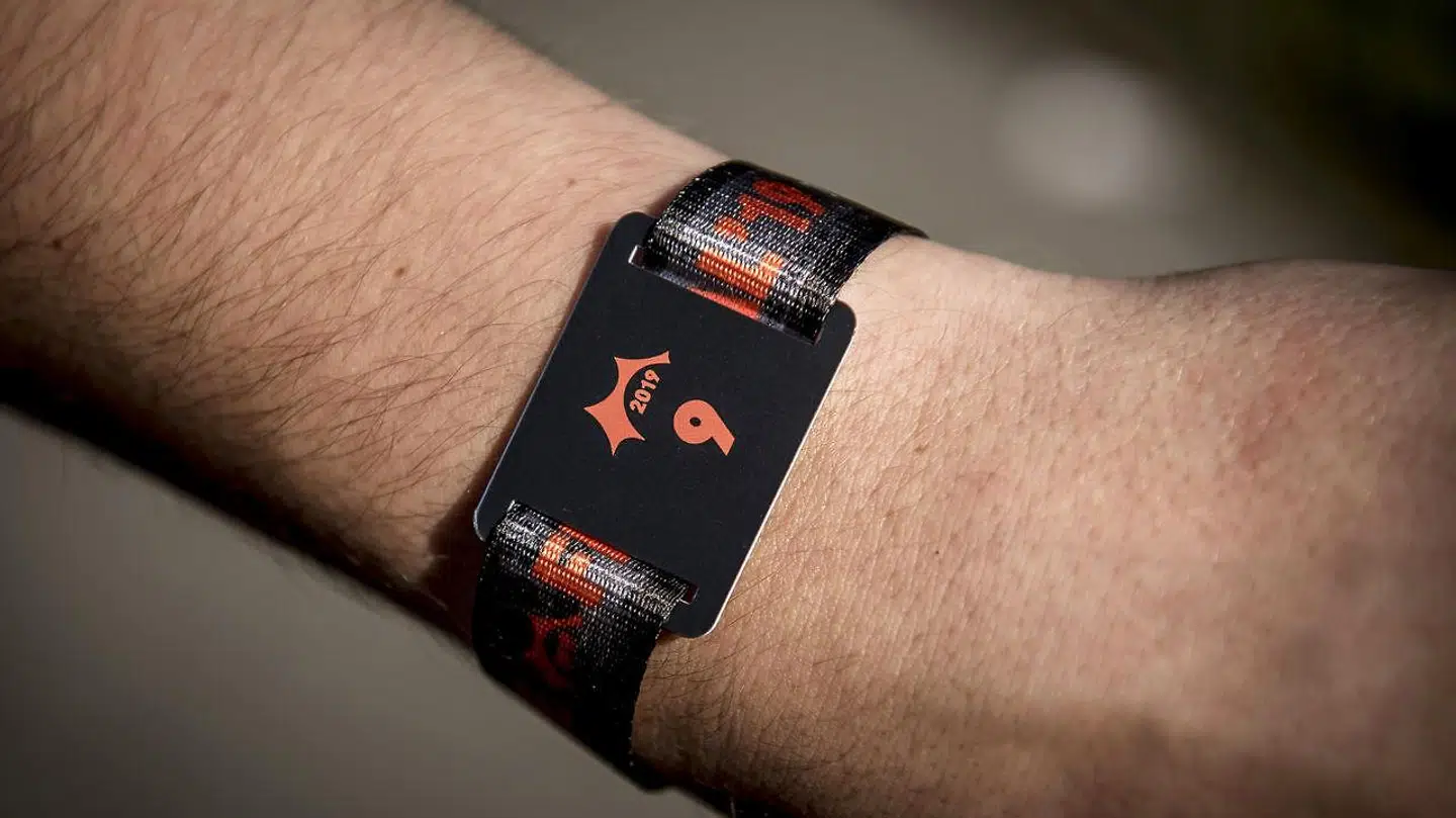 Den omtalte chip sad på selve festivalarmbåndet, og hvis man havde overført penge til den virtuelle pung, kunne man betale med et enkelt bip af armbåndet, når man skulle købe mad og drikke.