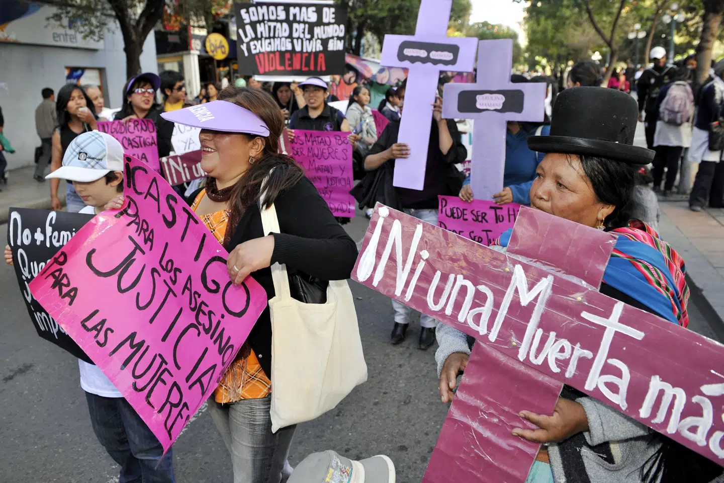 Drab på kvinder er mere udbredt i Bolivia end i noget andet land i Sydamerika. Her ses en mindre demonstration mod kvindedrab i den bolivianske hovedstad, La Paz, i 2011 - to år før den bolivianske regering gjorde kvindedrab til en selvstændig forbrydelse. Loven har dog ikke haft den ønskede effekt, da antallet af kvindedrab siden er steget igen. Aizar Raldes/Ritzau Scanpix