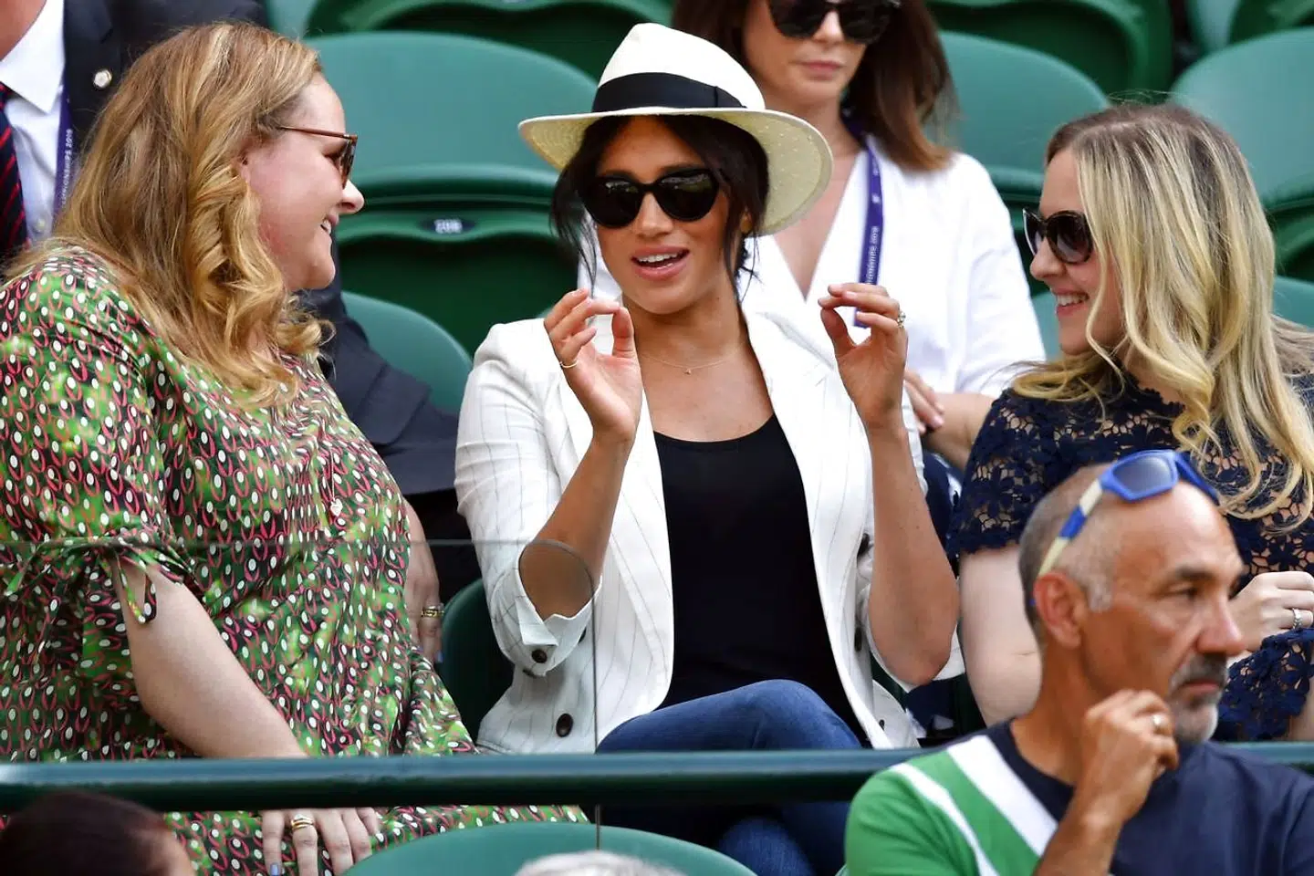 Her kan man se Hasan Hasanov på sin plads foran hertuginde Meghan og hendes to veninder.