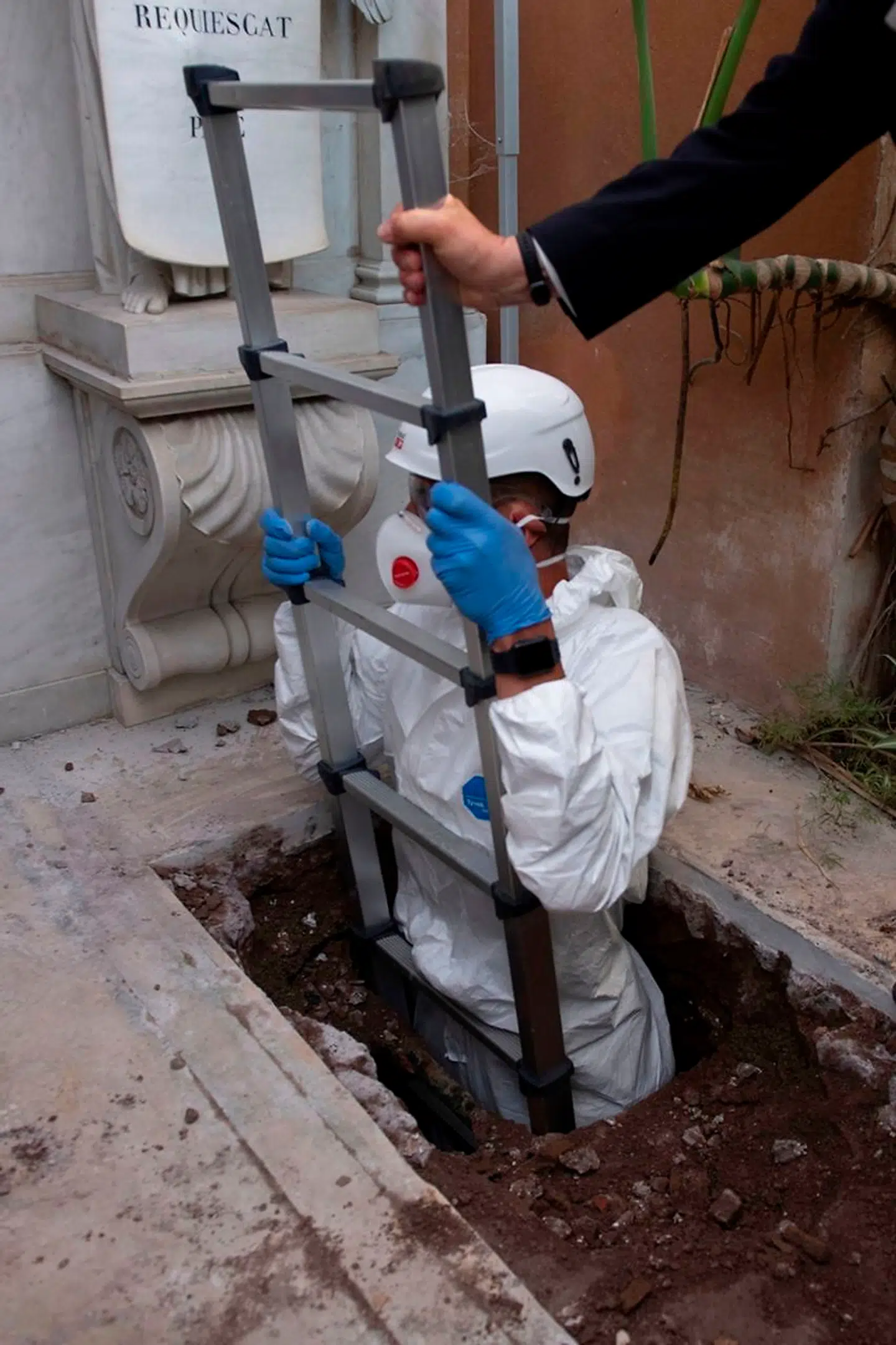 Højst overraskende fandt man ingen sport efter mennesker i graven. Hverken efter den forsvundne Emanuela Orlandi eller den danske prinsesse Charlotte Frederikke.