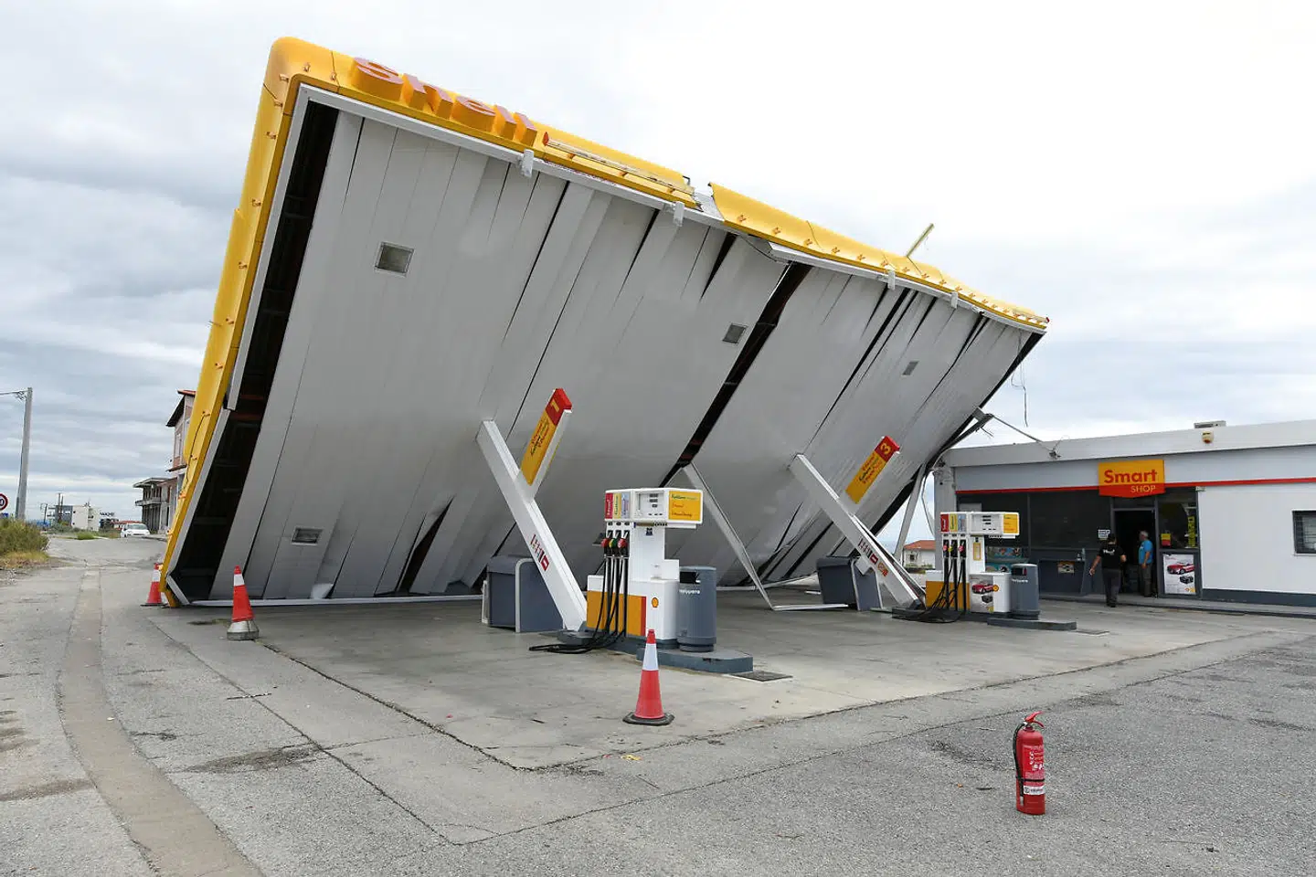 Stormen begyndte onsdag aften og fortsatte natten til torsdag. Seks turister er døde i forbindelse med den kraftige storm. REUTERS/Alexandros Avramidis