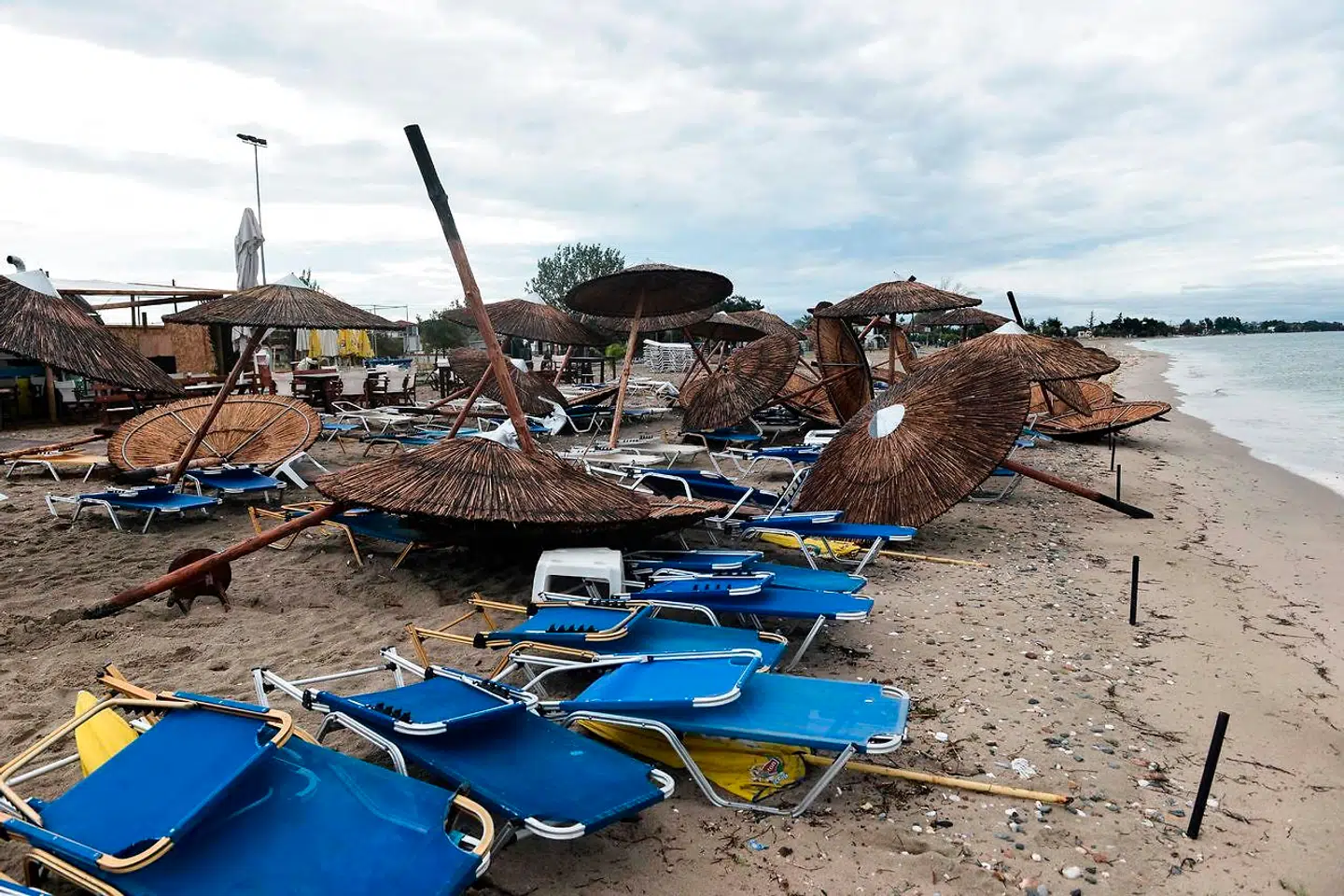 Stormen begyndte onsdag aften og fortsatte natten til torsdag. Seks turister er døde i forbindelse med den kraftige storm. (Photo by Sakis MITROLIDIS / AFP)