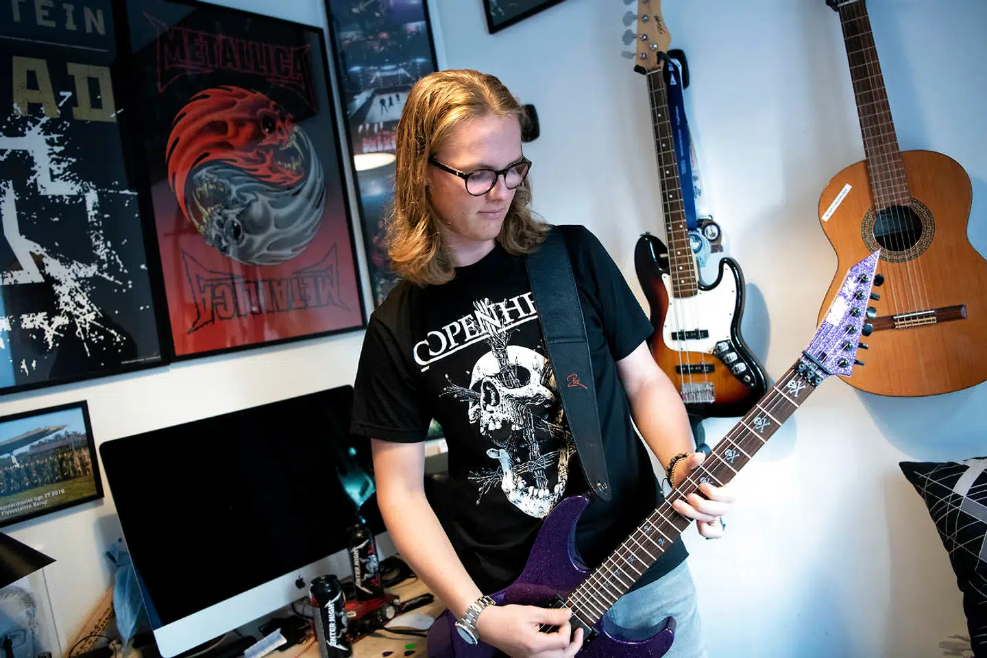 Christian Kjær Konstantinowich har en tro kopi af Kirk Hammets guitar og wahwah-pedal.