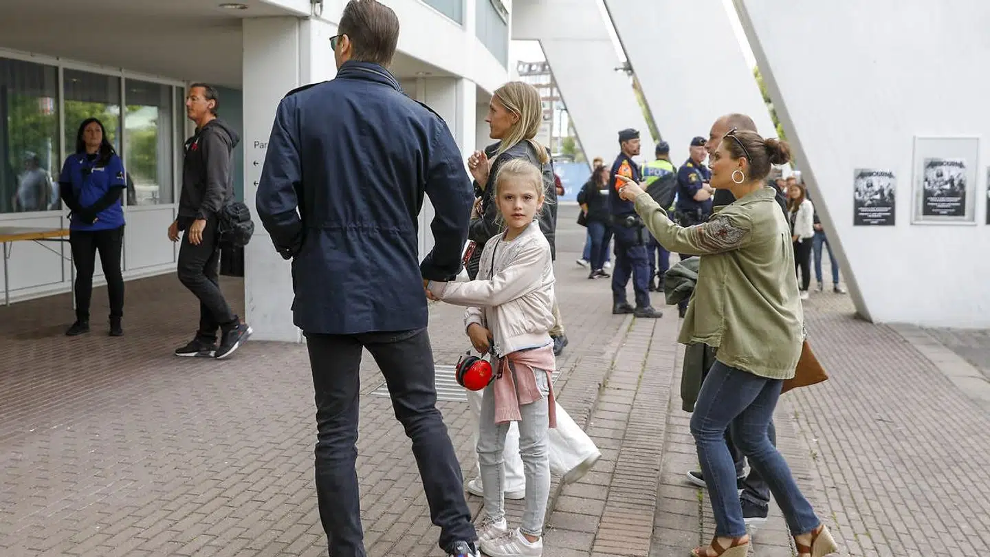 Prins Daniel, prinsesse Estelle og kronprinsesse Victoria ankommer til Metallicas koncert på Ullevi - og det bliver nu diskuteret.