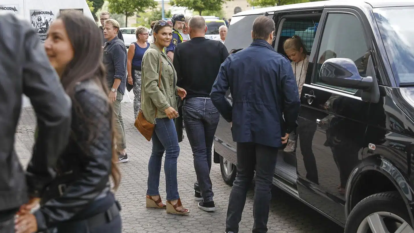 Prinsesse Estelle på vej ud af bilen før koncerten med Metallica.