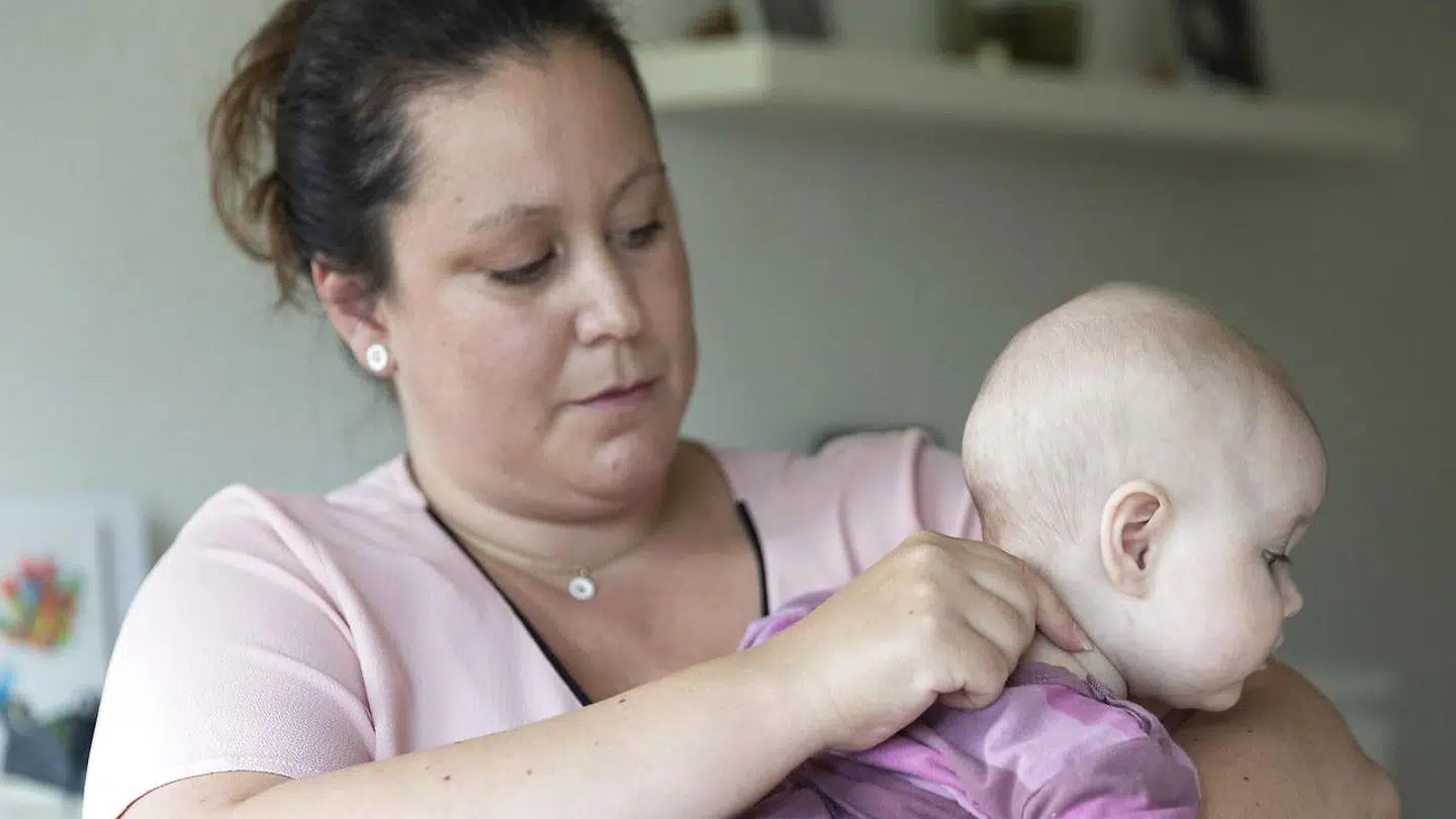 36-årige Tanja Dorph Pawlowski fra Sønderborg har haft datteren Naja på fem måneder til kiropraktor, fordi hun oplevede, at Naja havde en låst nakke, som generede hende, når hun skulle ammes. Her viser Tanja, hvor Naja fik behandlingen af kiropraktoren.