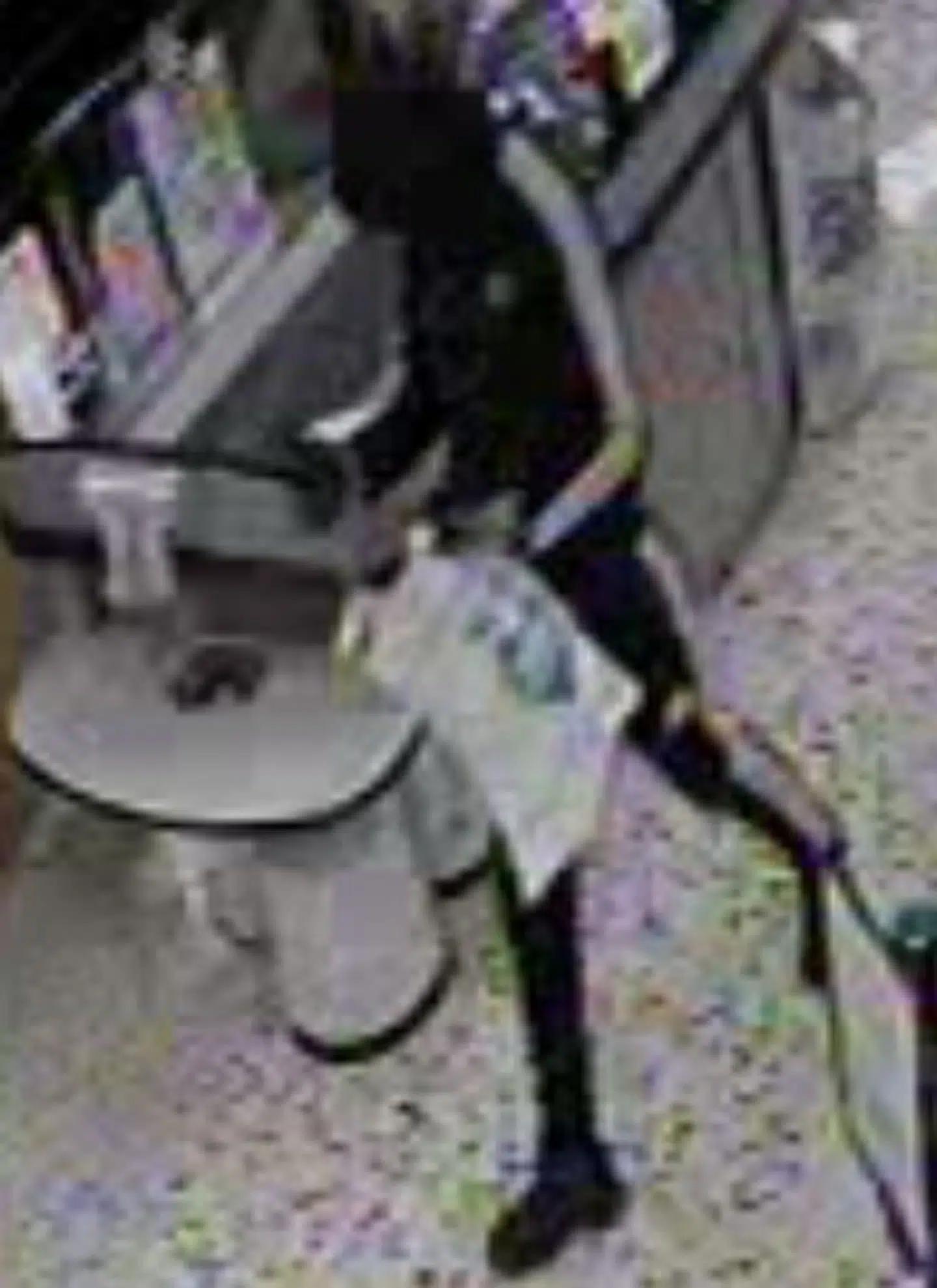 To gerningsmænd med knive røvede Dagli' Brugsen i Tarp. Her ses gerningsmand A.