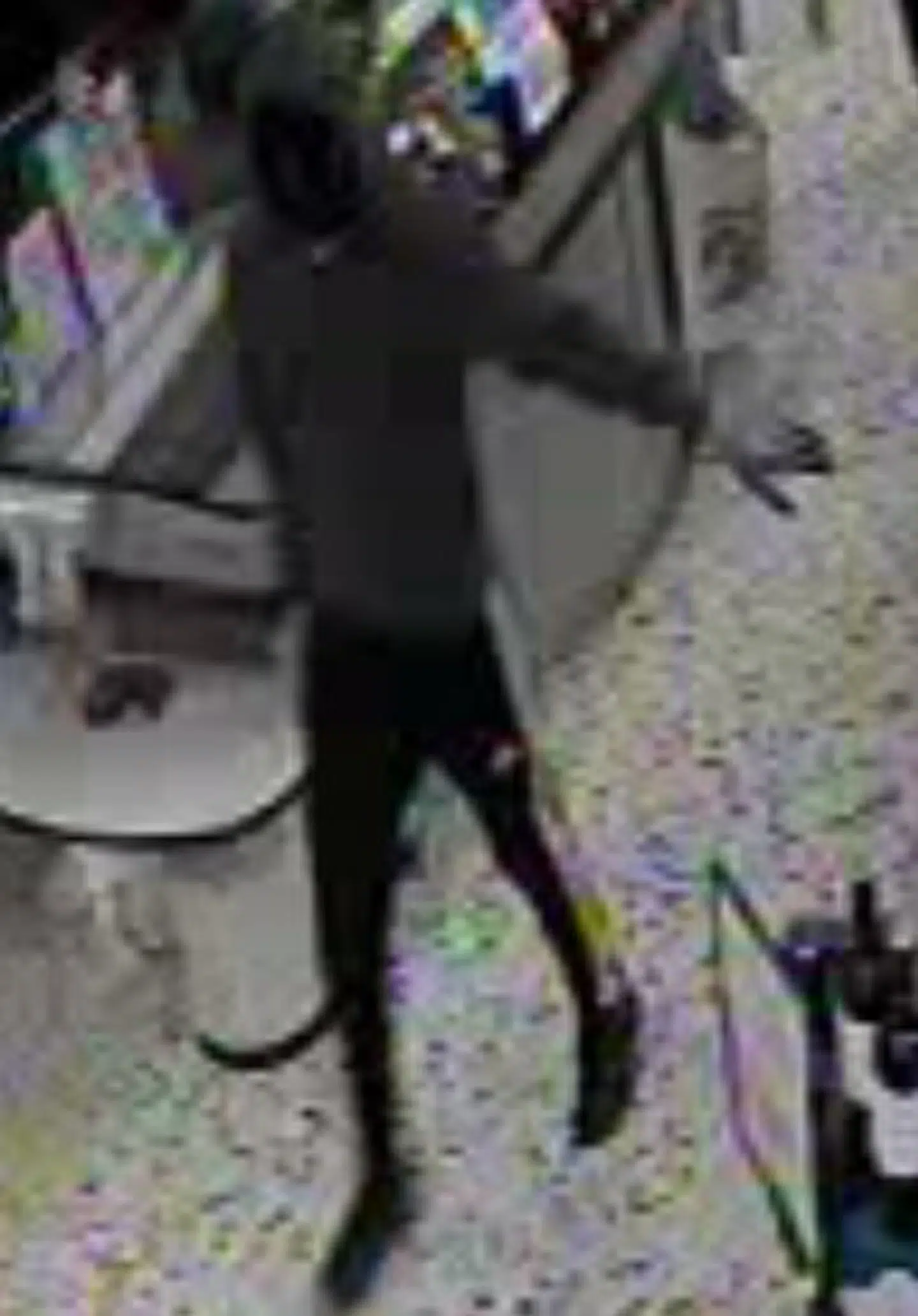 To gerningsmænd med knive røvede Dagli' Brugsen i Tarp. Her ses gerningsmand B.