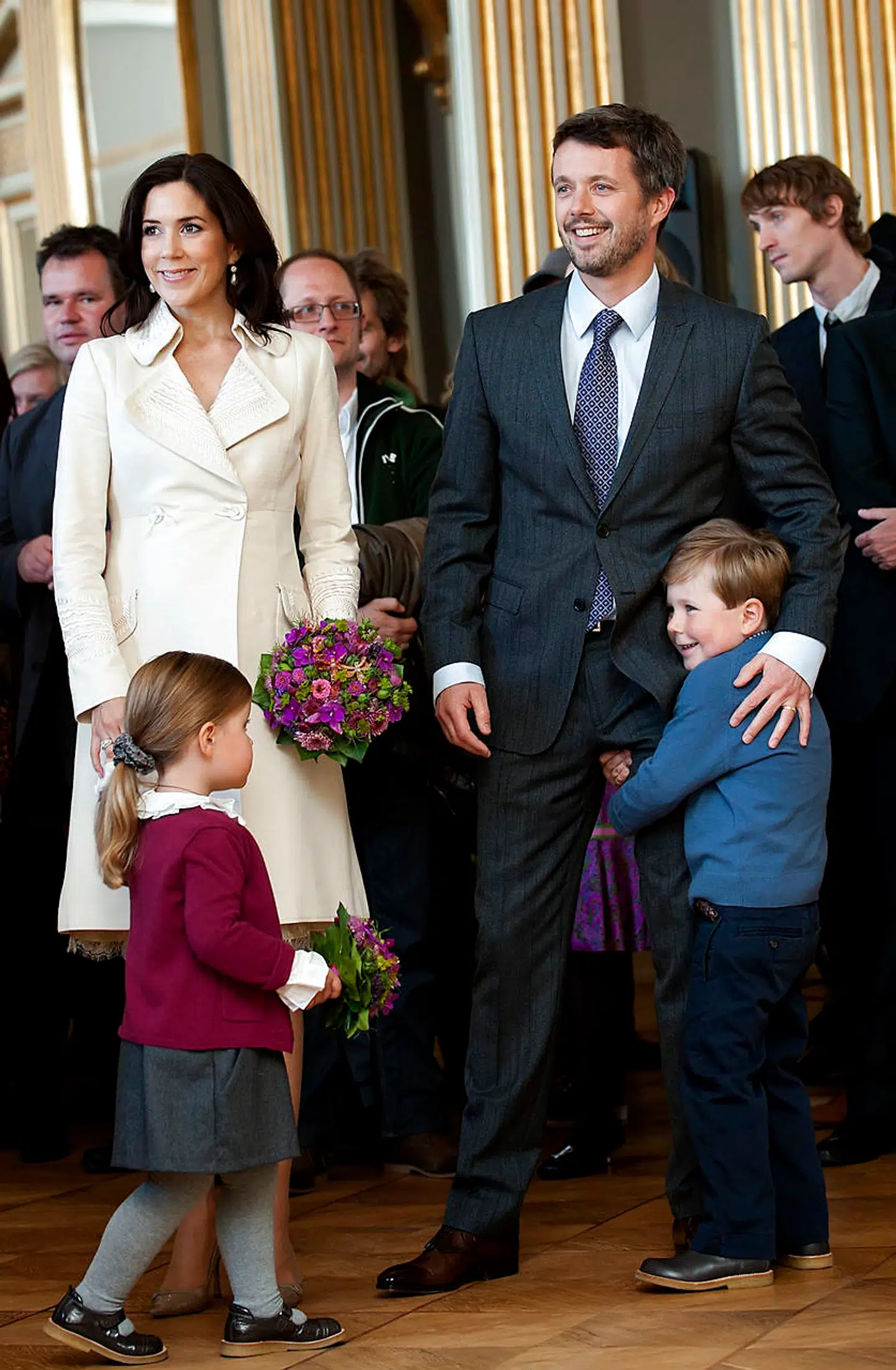 Foto fra 2010, hvor Frederik VIII's Palæ blev overdraget til kronprinsparret og parrets dengang to børn, Christian og Isabella.