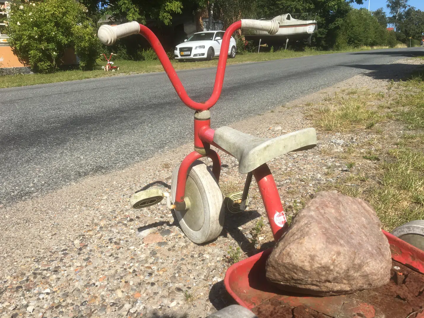 De trehjulede cykler står 'tilfældigt arrangeret' langs Vemmenæsvej i Vemmenæs på Tåsinge for at få bilister med hang til fart til at lette foden fra speederen. Og det virker.Foto: Jens Anton Havskov