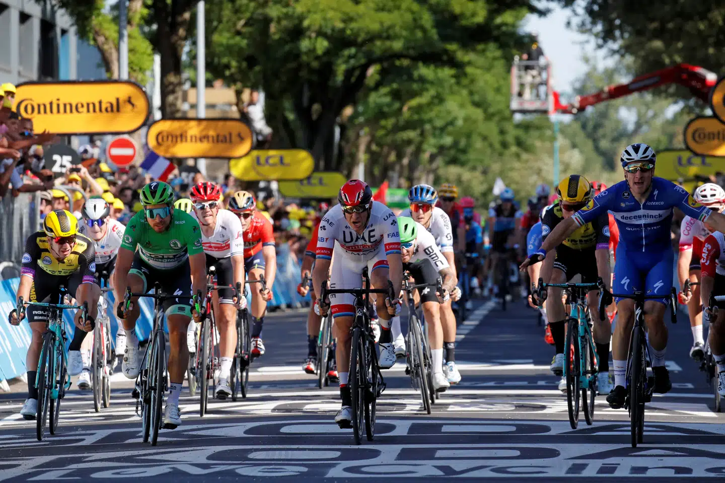 Elia Vivani (til højre) kom først over målstregen med Alexander Kristoff og Caleb Ewan efter sig. Gonzalo Fuentes/Reuters