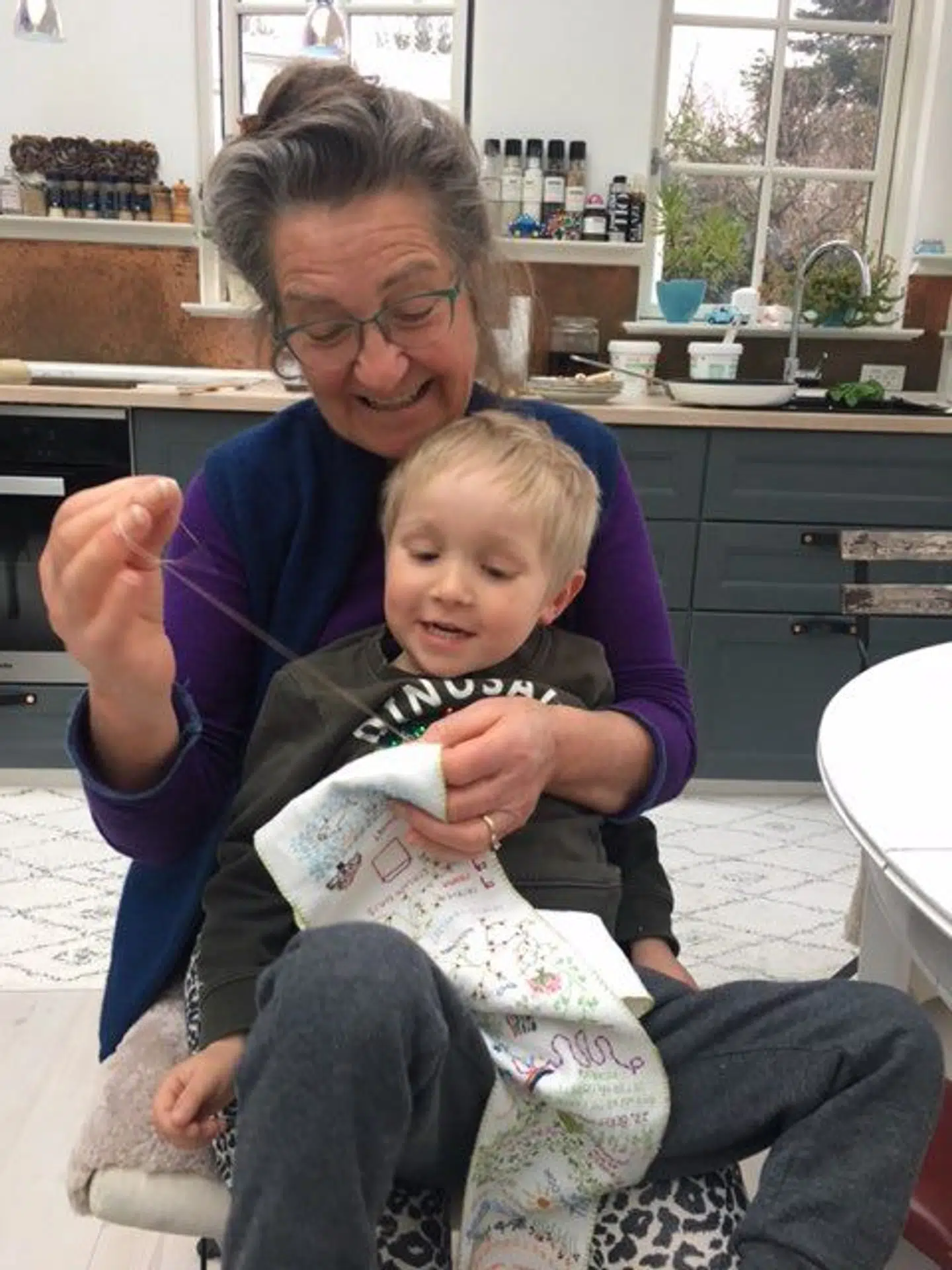 Her ses broderiet sammen med farmor og barnebarn. Billeder er bragt med tilladelse fra familien, oplyser politiet.