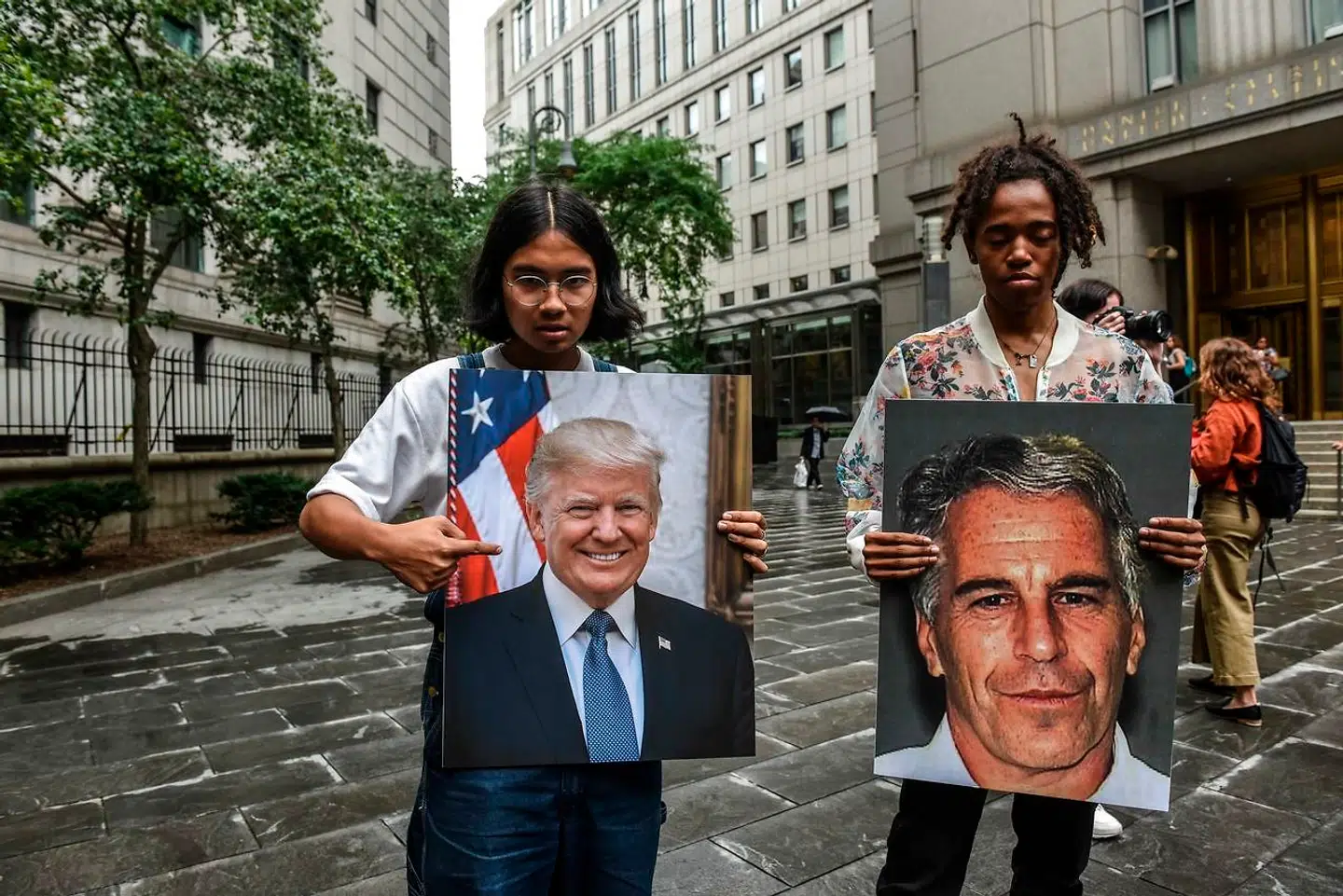 Demonstranter holder skilte med Donald Trumop og Jeffrey Epstein foran retsbygningen i New York City den 8. juli.